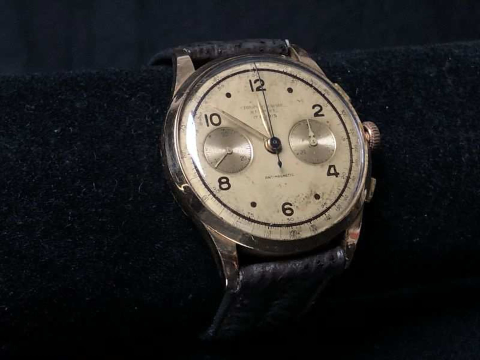 Montre bracelet "Chronographe suisse", boîtier en or. Circa 1940. D. 38 mm.