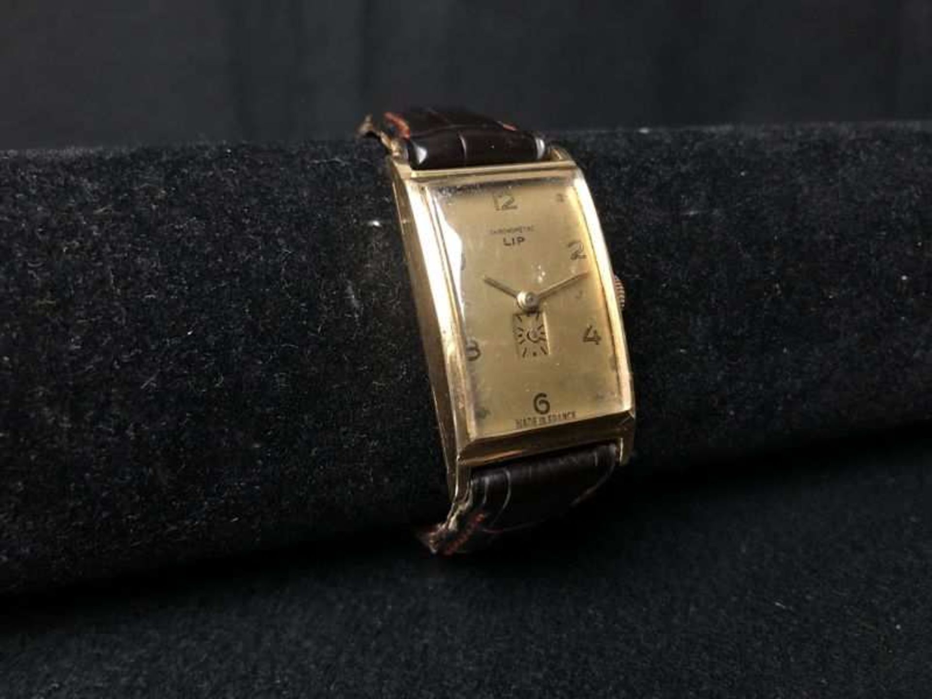 LIP. Montre bracelet homme chronomêtre, boîtier en or. Modèle Churchill. Remontoir rapportée. P.