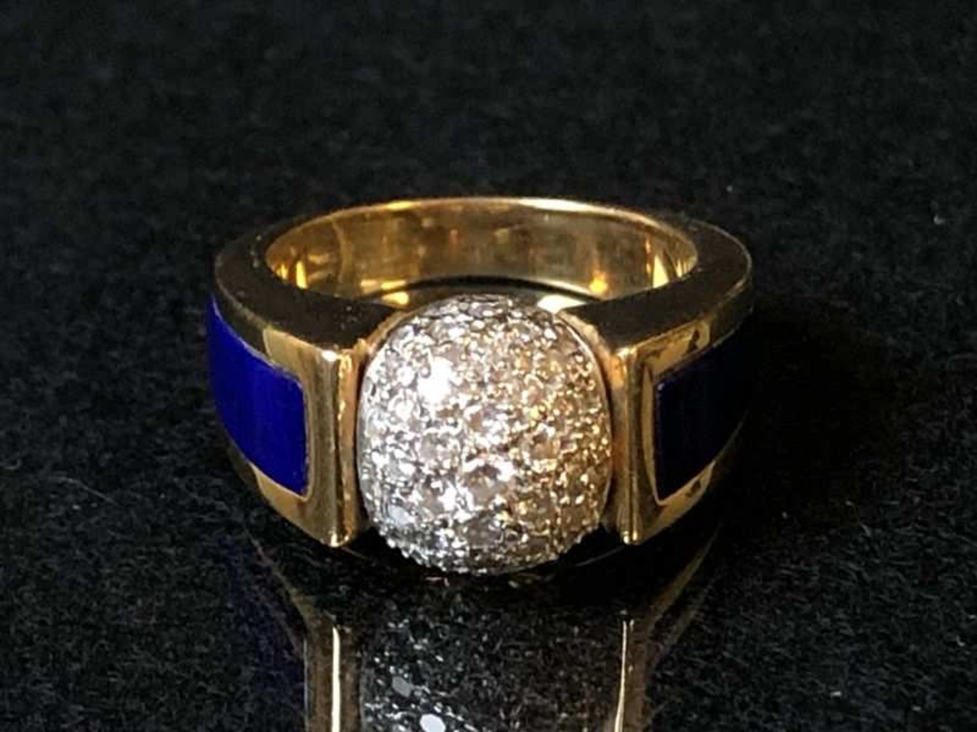 Fabrice LECANU. Bague jonc en or jaune souligné d'émail bleu, orné d'un dôme serti de brillants.