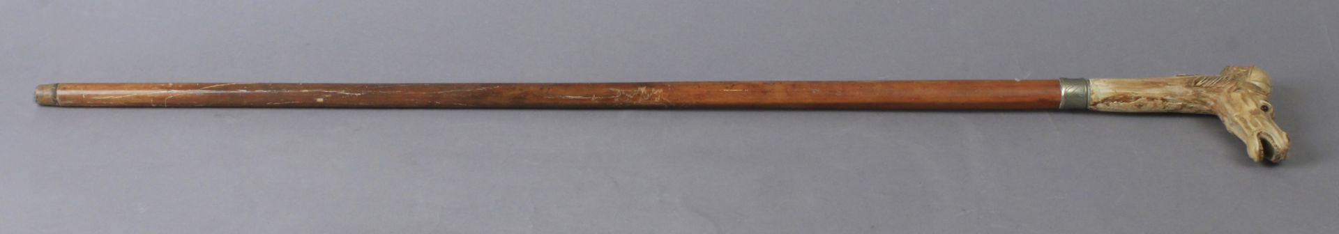 A 19th century English fruit wood walking cane with a carved horn handle - Bild 2 aus 3