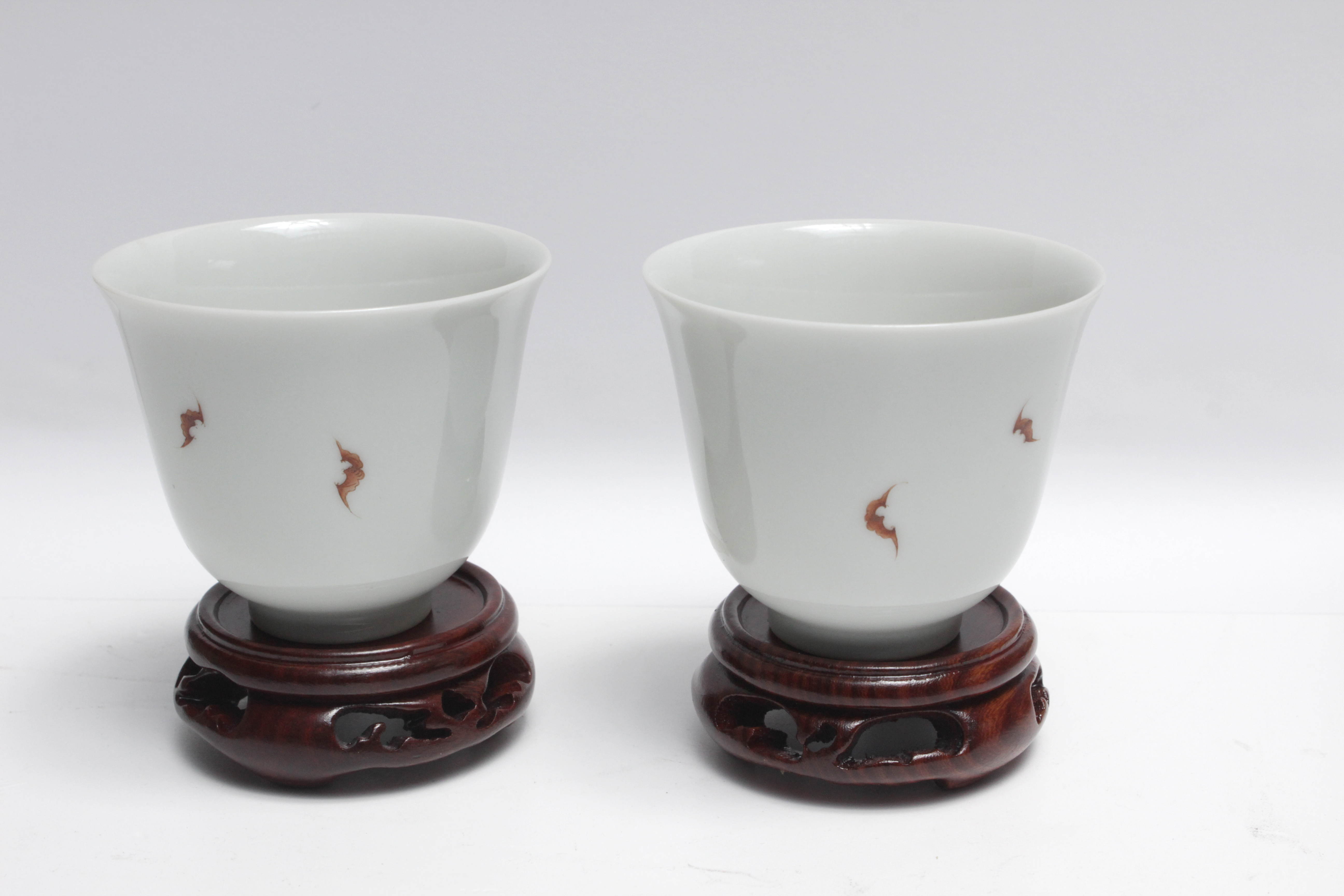 A pair of 19th century Chinese cups in glazed porcelain. Guangxu period and mark - Image 6 of 8