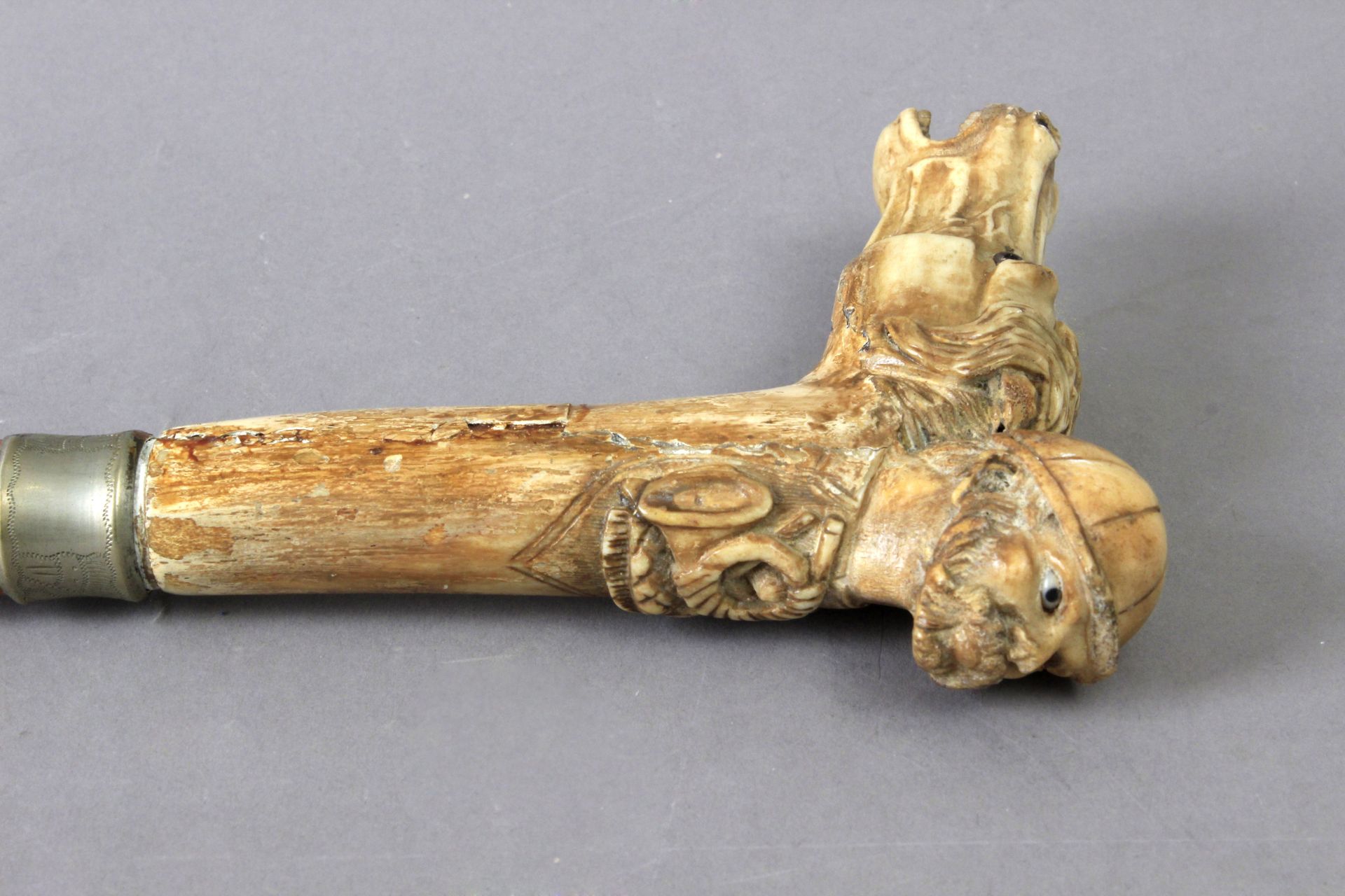 A 19th century English fruit wood walking cane with a carved horn handle - Bild 3 aus 3