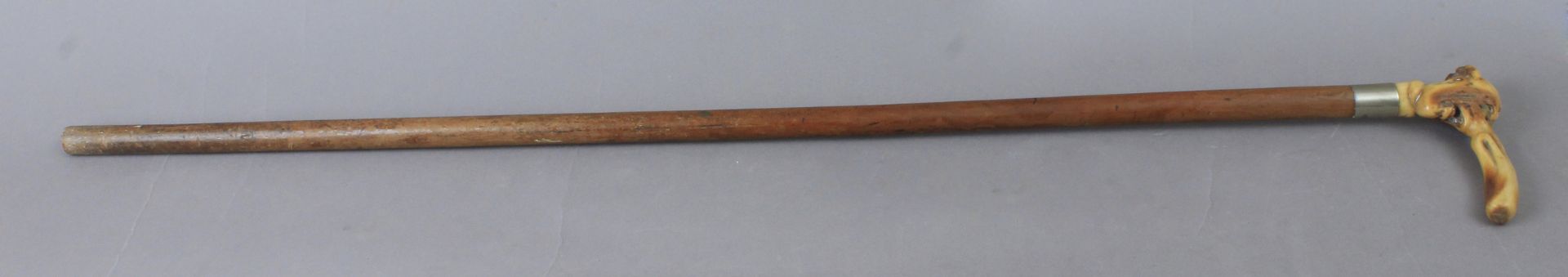 A 19th century fruit wood walking cane with a carved horn handle - Bild 2 aus 3