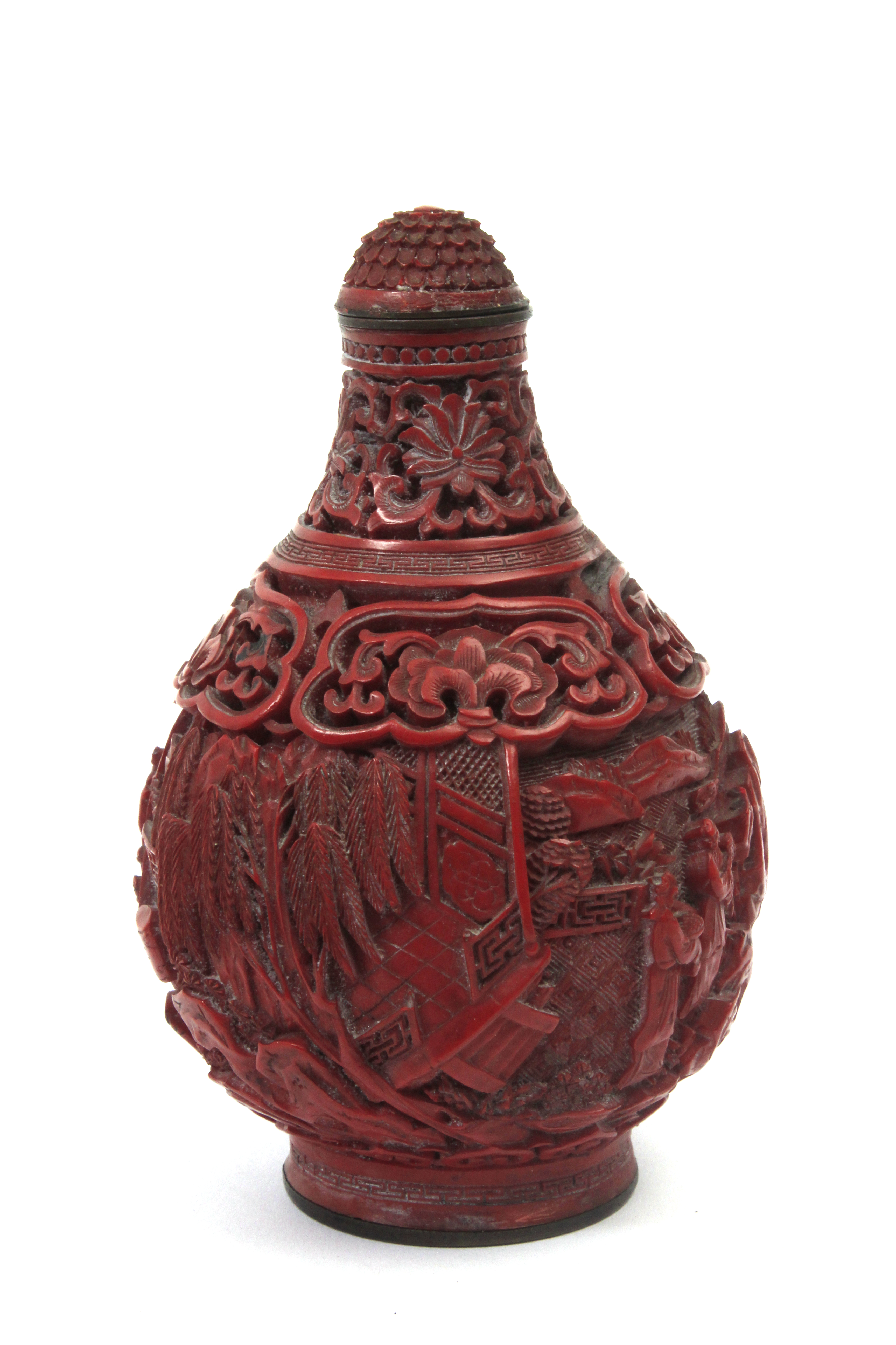 An 18th century Chinese bottle in cinnabar lacquer - Image 2 of 8