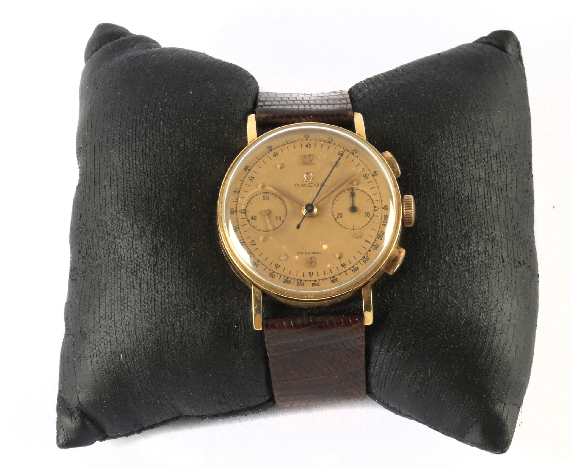 Omega 33.3. An 18k. yellow gold chronograph circa 1946 - Image 3 of 5