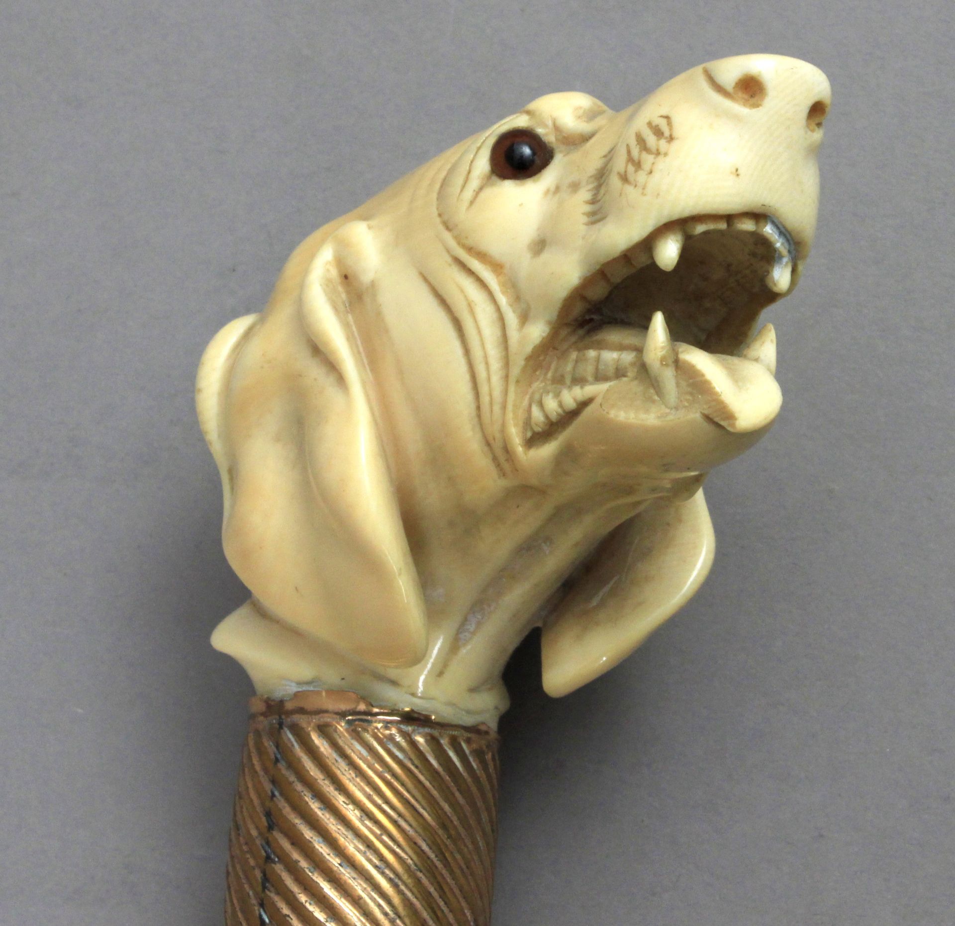 A 19th century English fruit wood walking cane with a carved ivory handle depicting a dog - Bild 4 aus 4