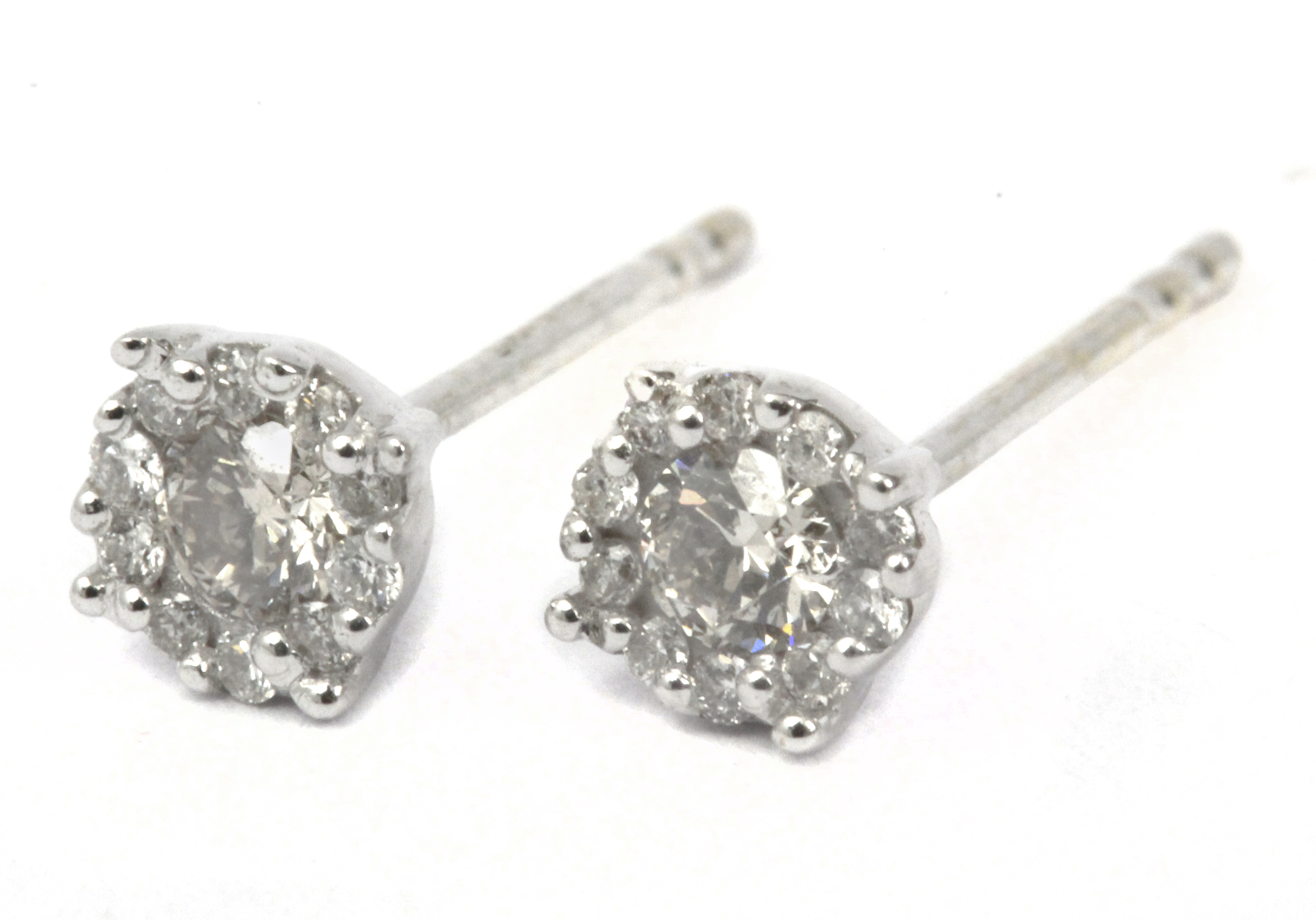 A pair of cluster stud earrings in an 18 k. white gold setting and brilliant cut diamonds