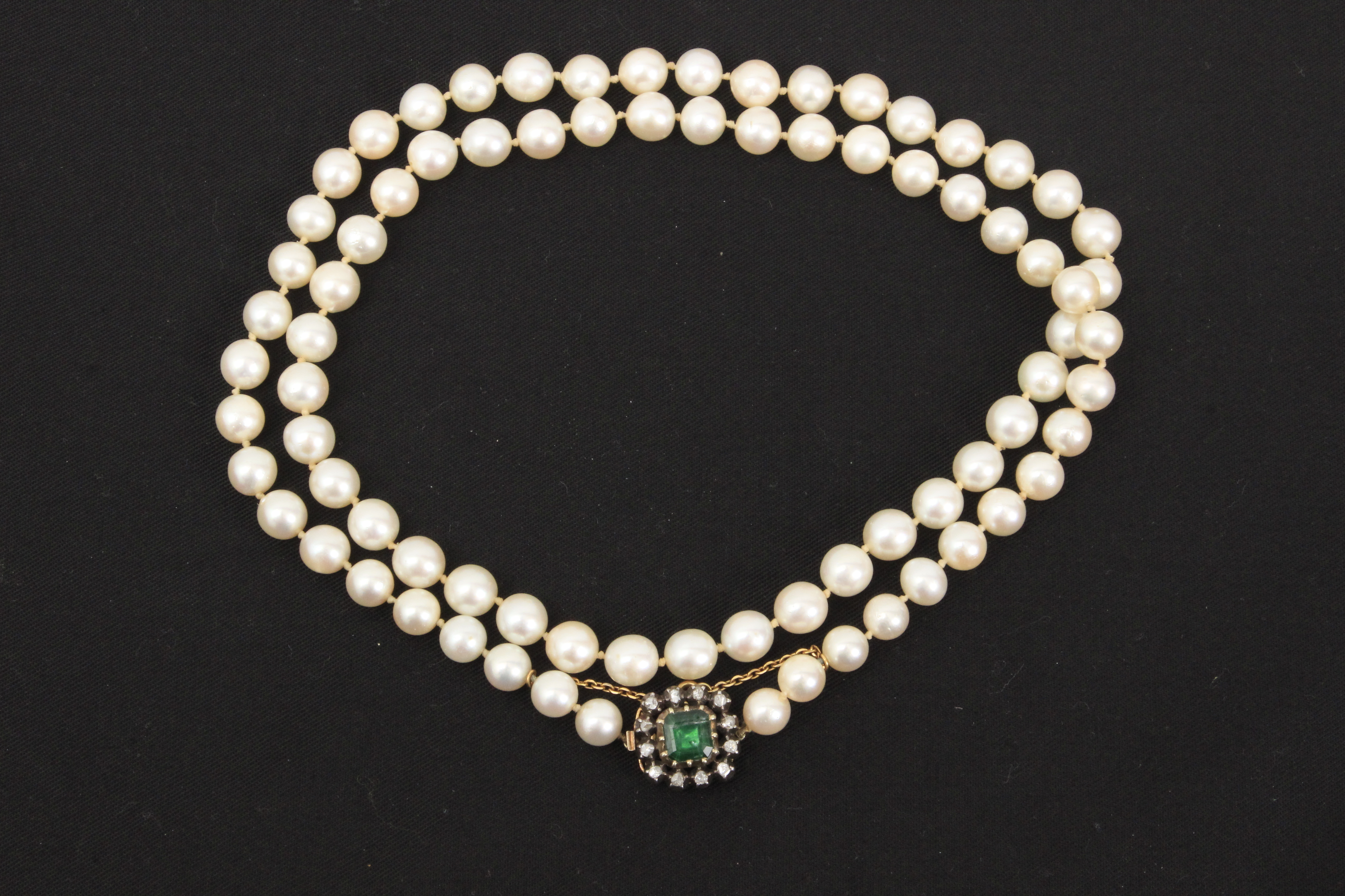A cutured pearls necklace