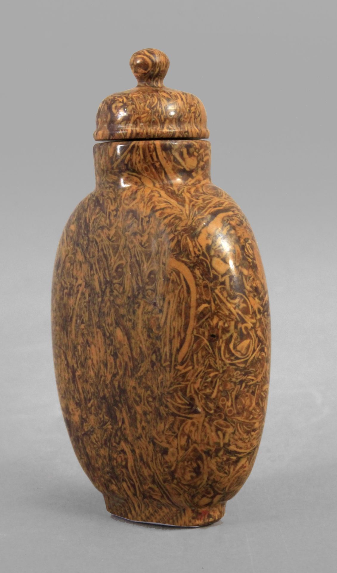 A 20th century Chinese snuff bottle in faux boix porcelain - Bild 2 aus 2