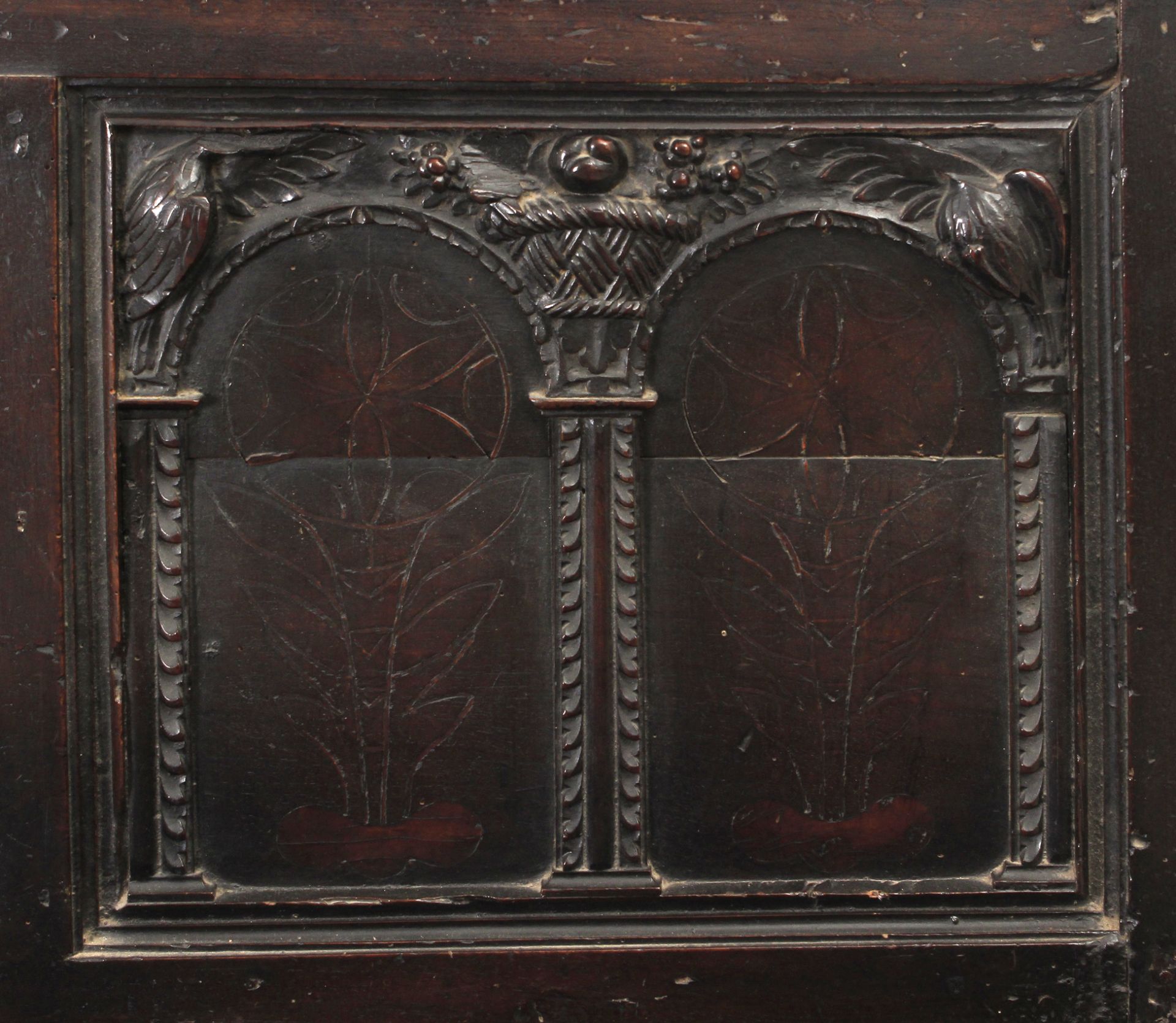 An 18th century Catalan mahogany bridal chest - Bild 4 aus 5
