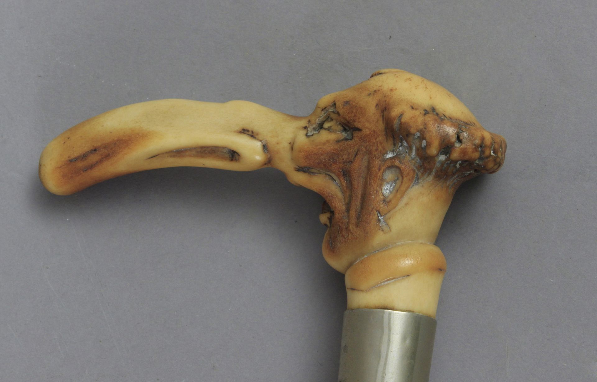 A 19th century fruit wood walking cane with a carved horn handle - Bild 3 aus 3