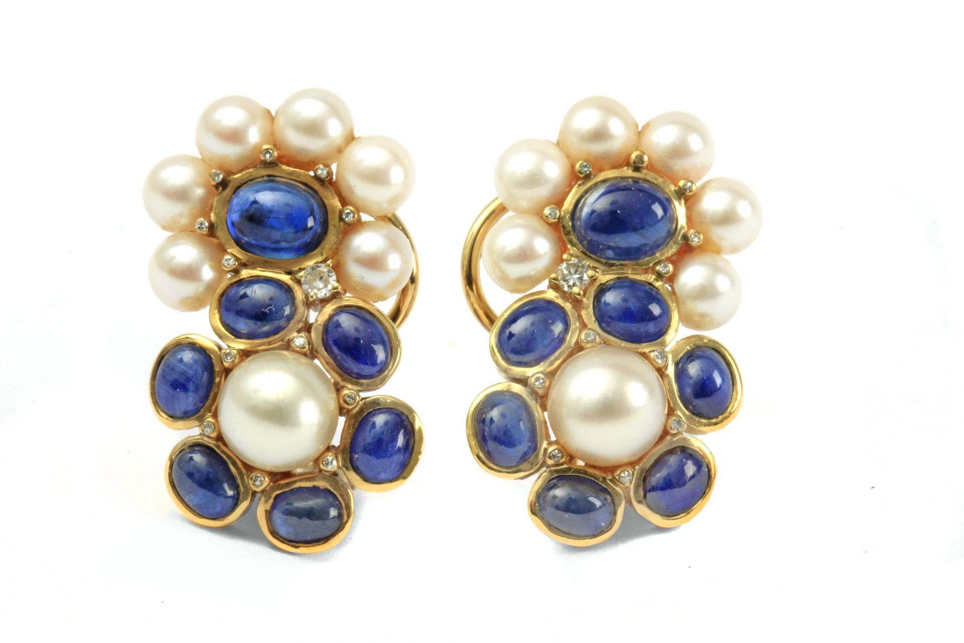 Ferrán Contreras. A pair of 18k. yellow gold earrings