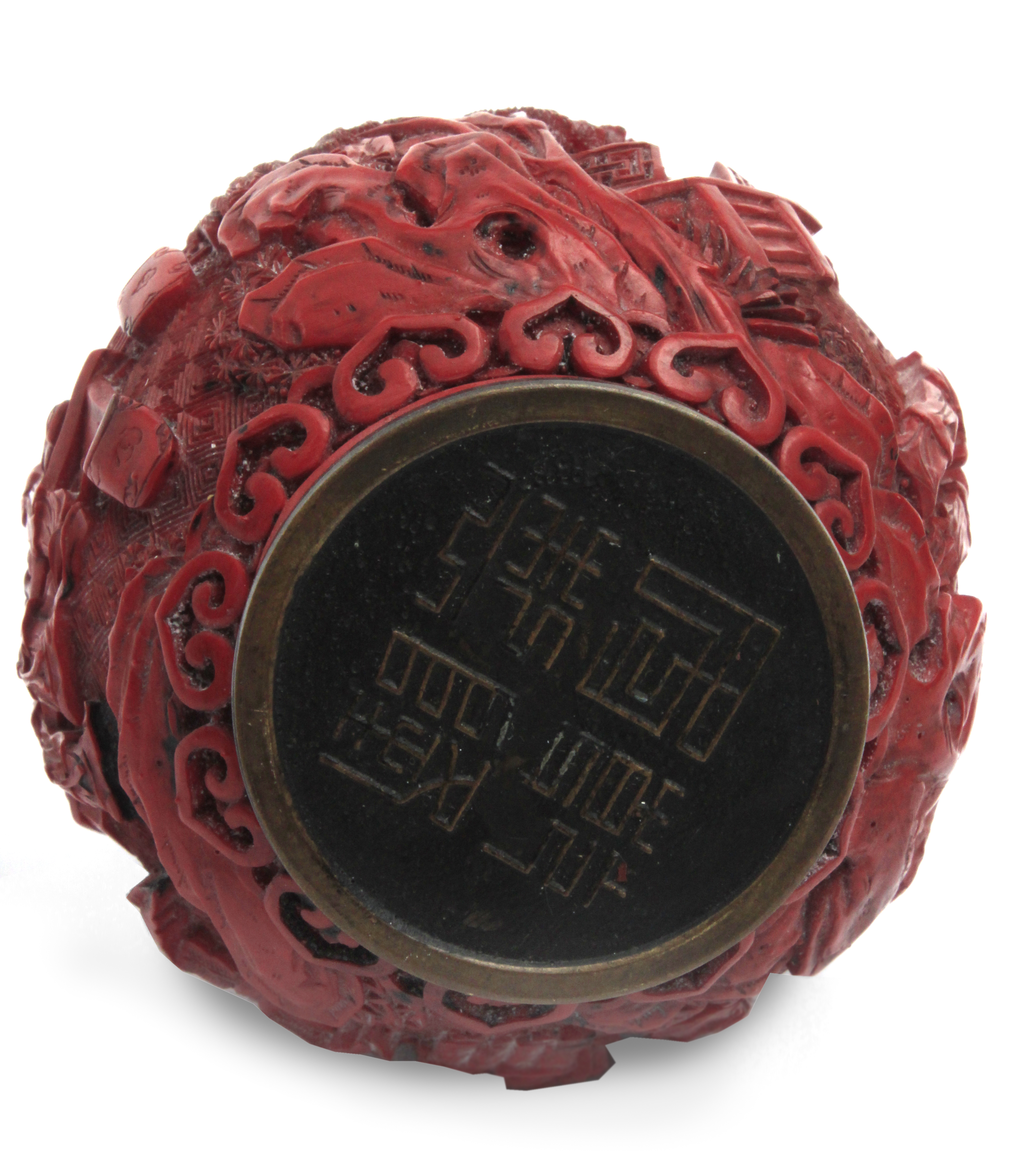 An 18th century Chinese bottle in cinnabar lacquer - Image 4 of 8