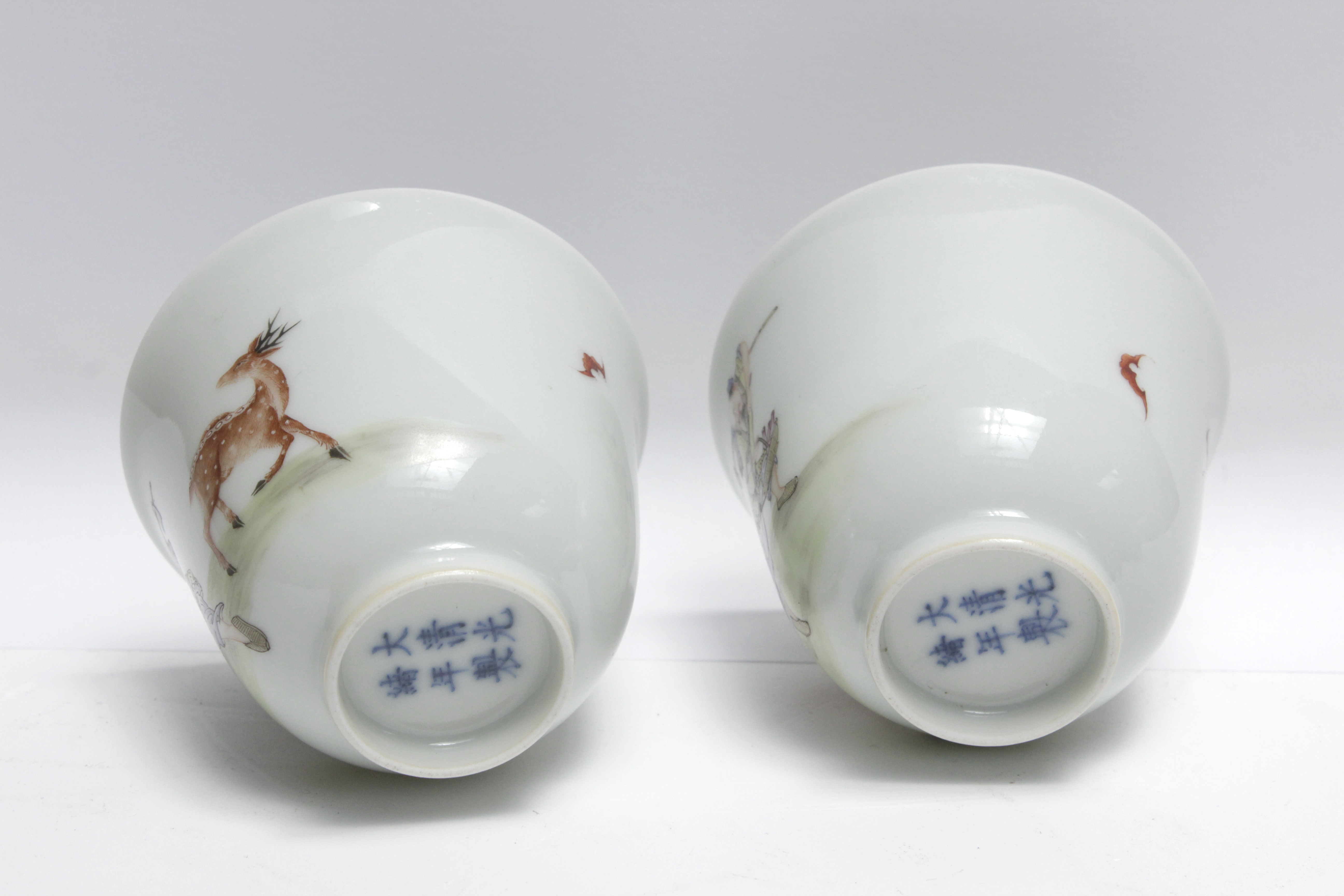 A pair of 19th century Chinese cups in glazed porcelain. Guangxu period and mark - Image 7 of 8