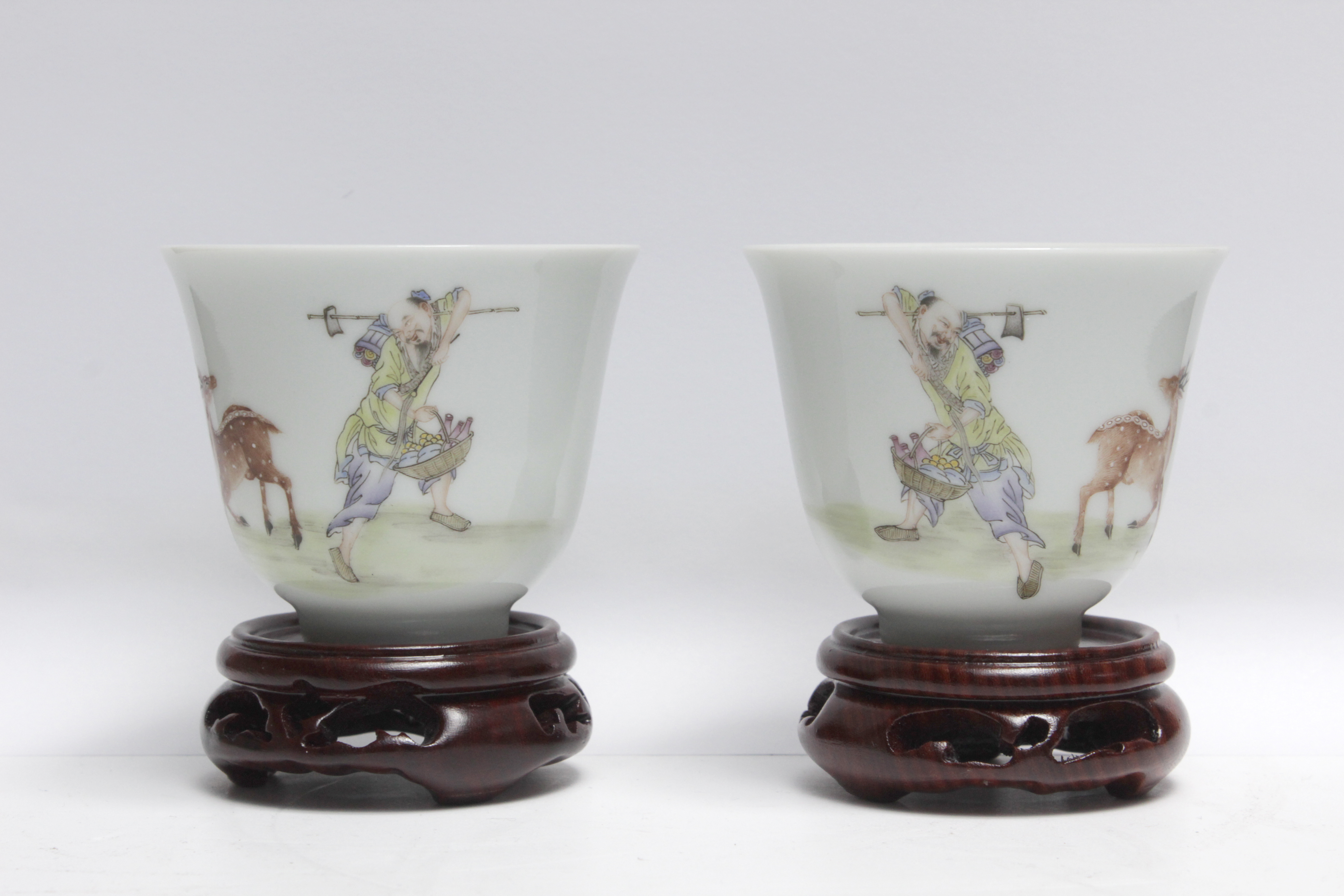 A pair of 19th century Chinese cups in glazed porcelain. Guangxu period and mark - Image 5 of 8