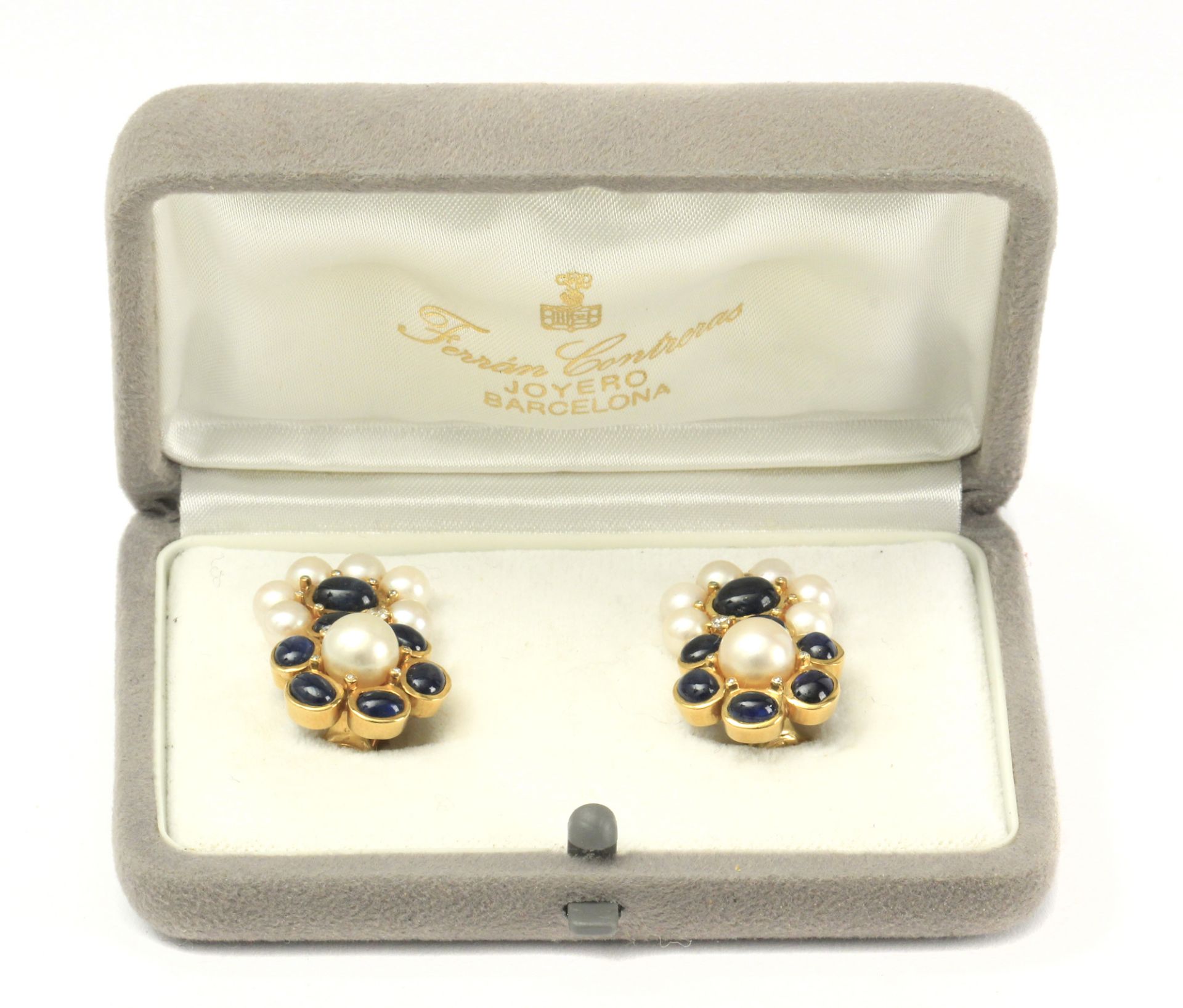 Ferrán Contreras. A pair of 18k. yellow gold earrings - Image 2 of 3