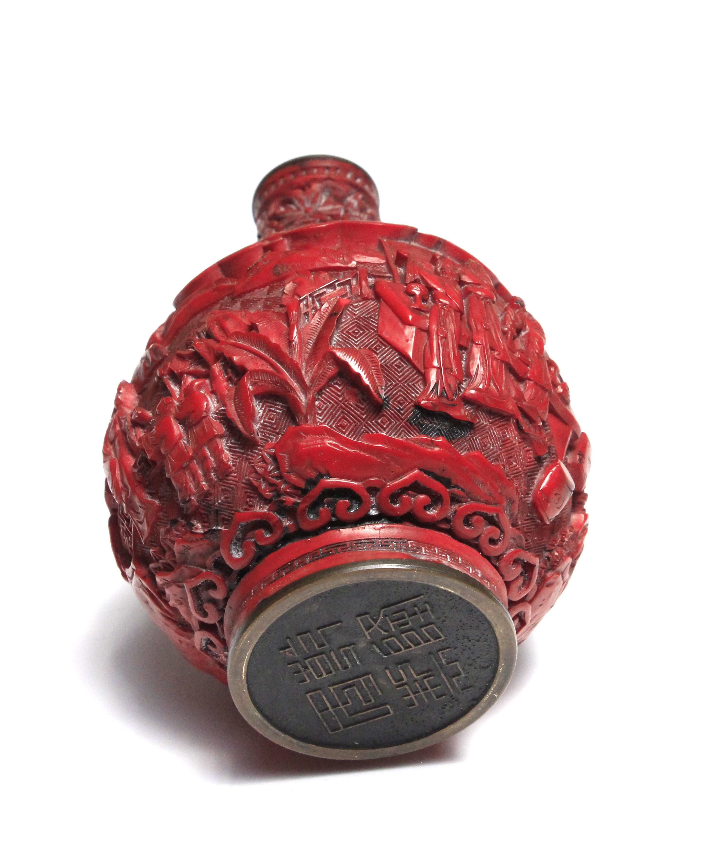 An 18th century Chinese bottle in cinnabar lacquer - Image 8 of 8