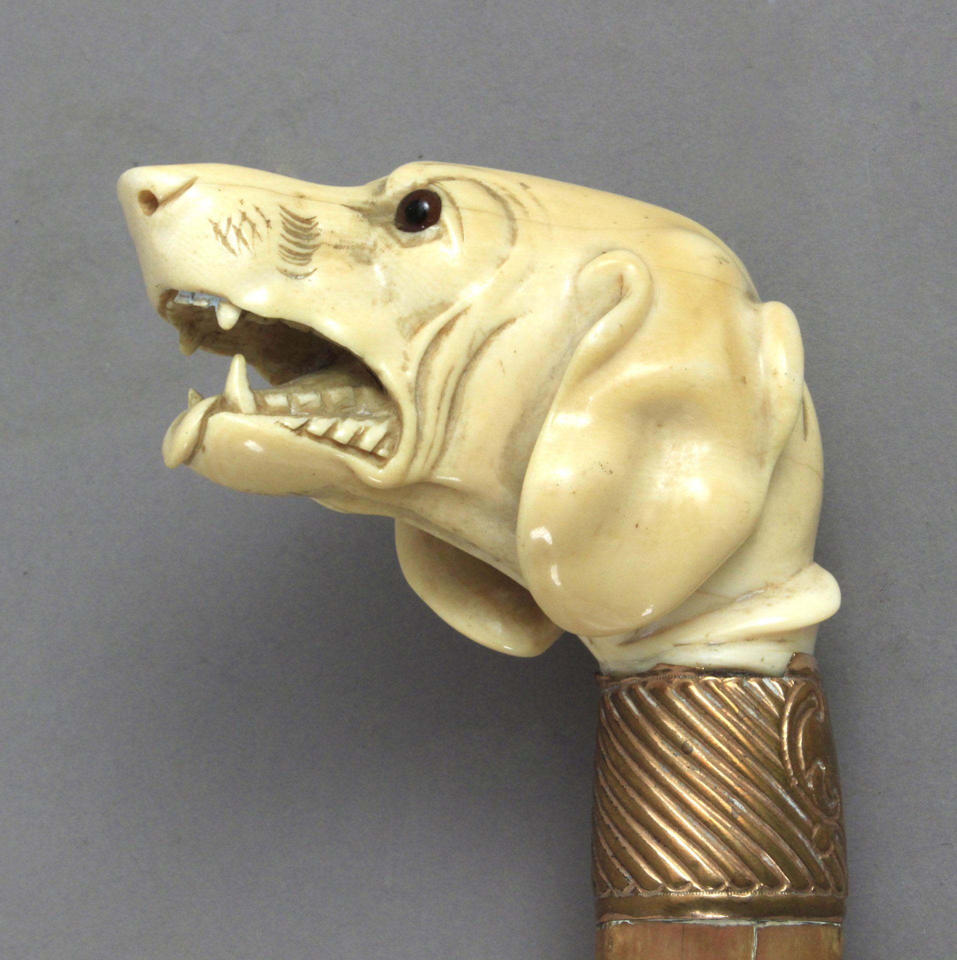 A 19th century English fruit wood walking cane with a carved ivory handle depicting a dog - Bild 2 aus 4