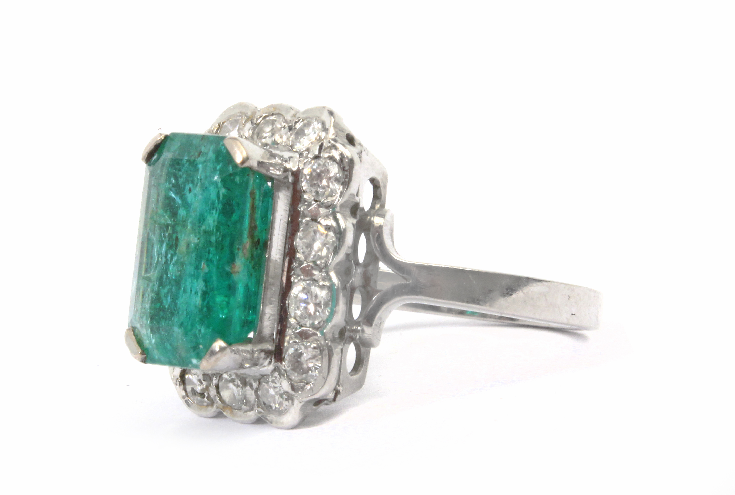 An emerald and diamonds cluster ring with an 18k. white gold setting - Image 2 of 2