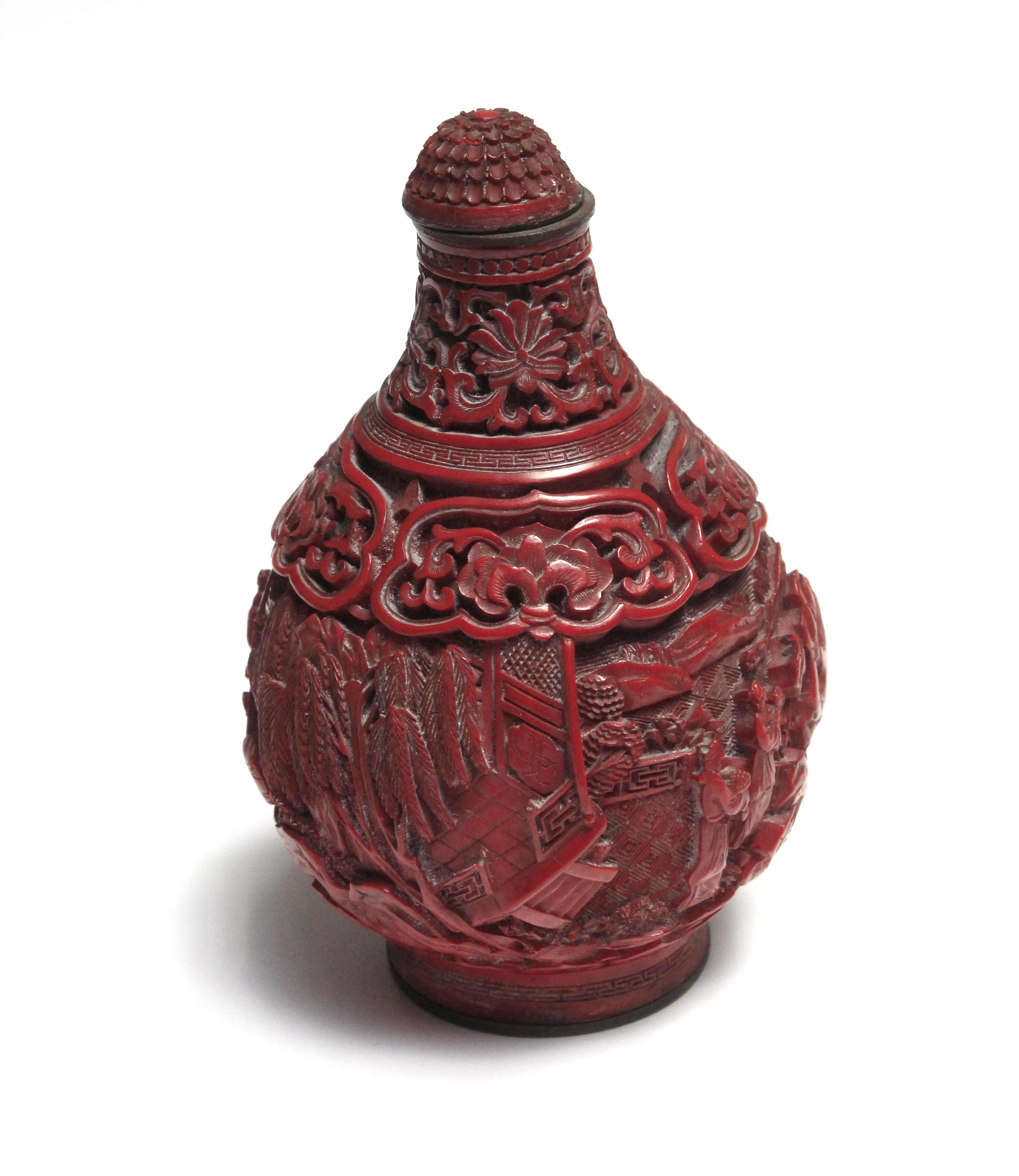 An 18th century Chinese bottle in cinnabar lacquer - Image 7 of 8