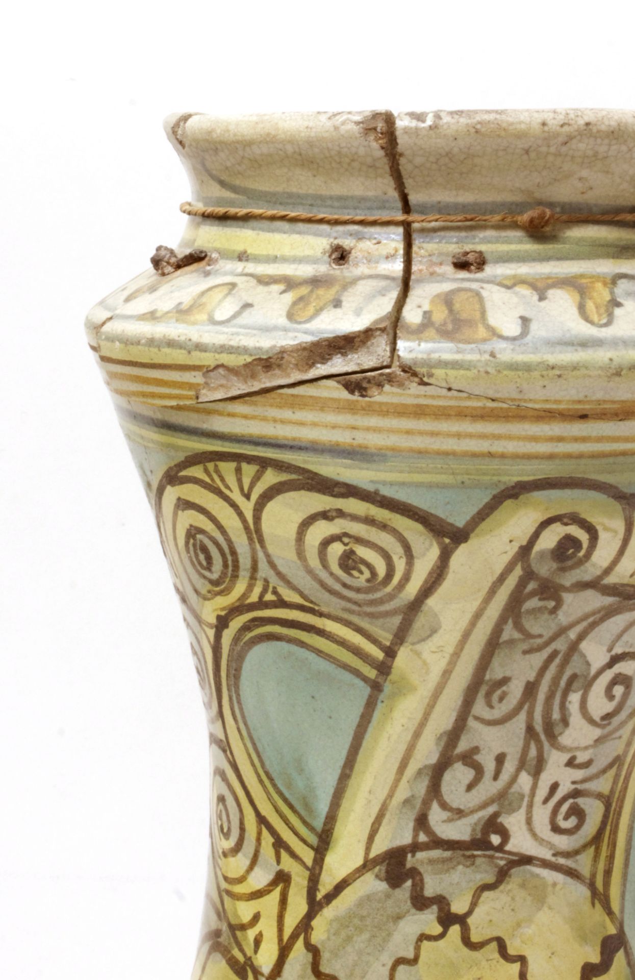 An 18th century Catalan pharmacy jar in Banyoles pottery - Image 7 of 8