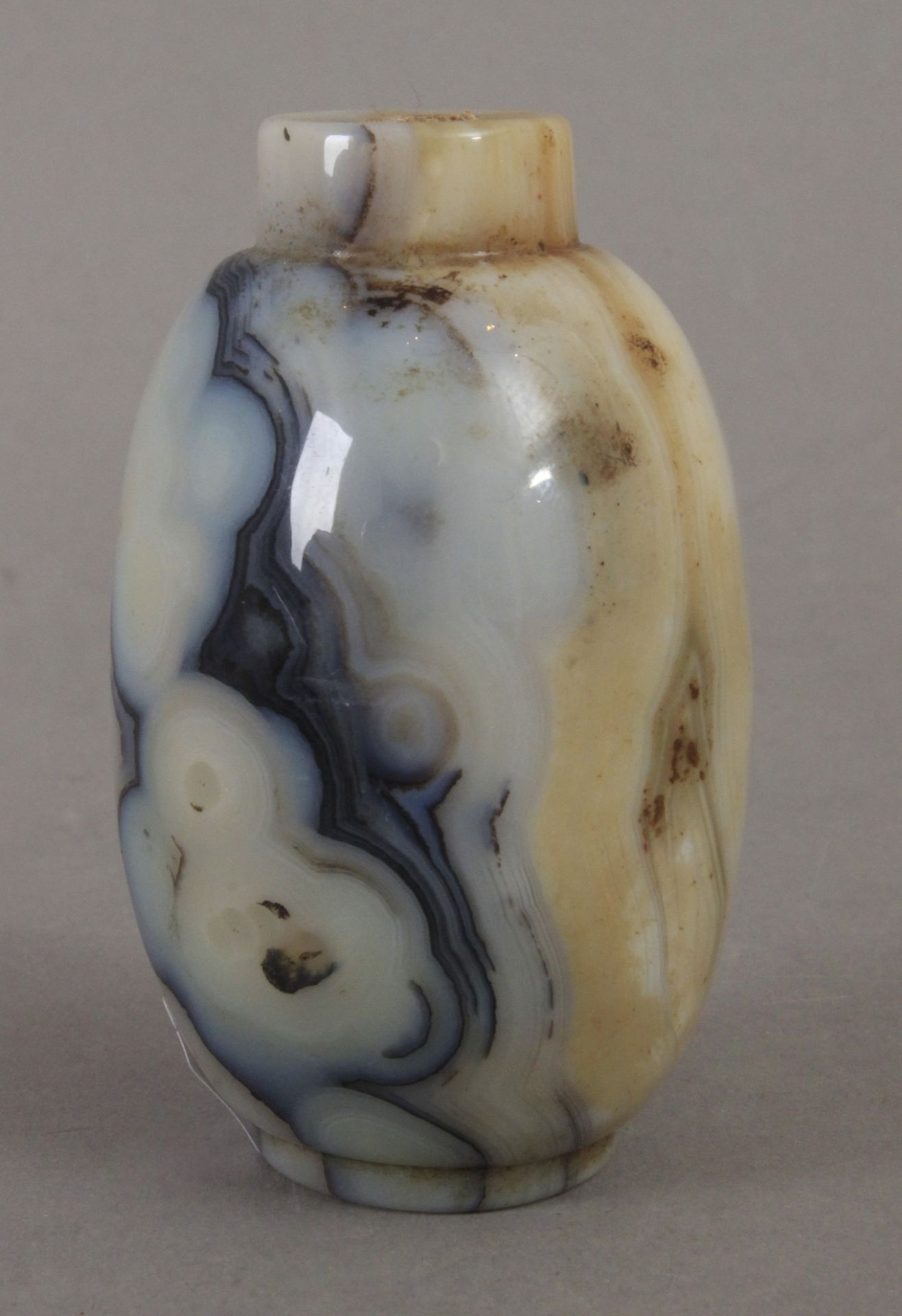 An early 20th century carved agate snuff bottle - Bild 2 aus 3