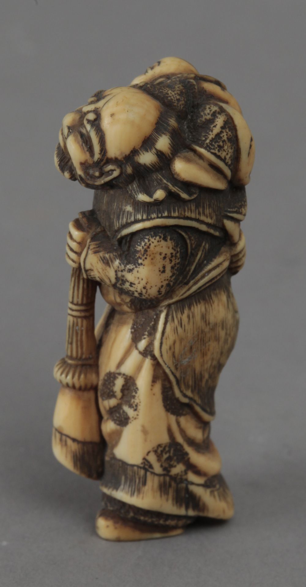 18th century Japanese school. A carved ivory okimono - Image 2 of 6