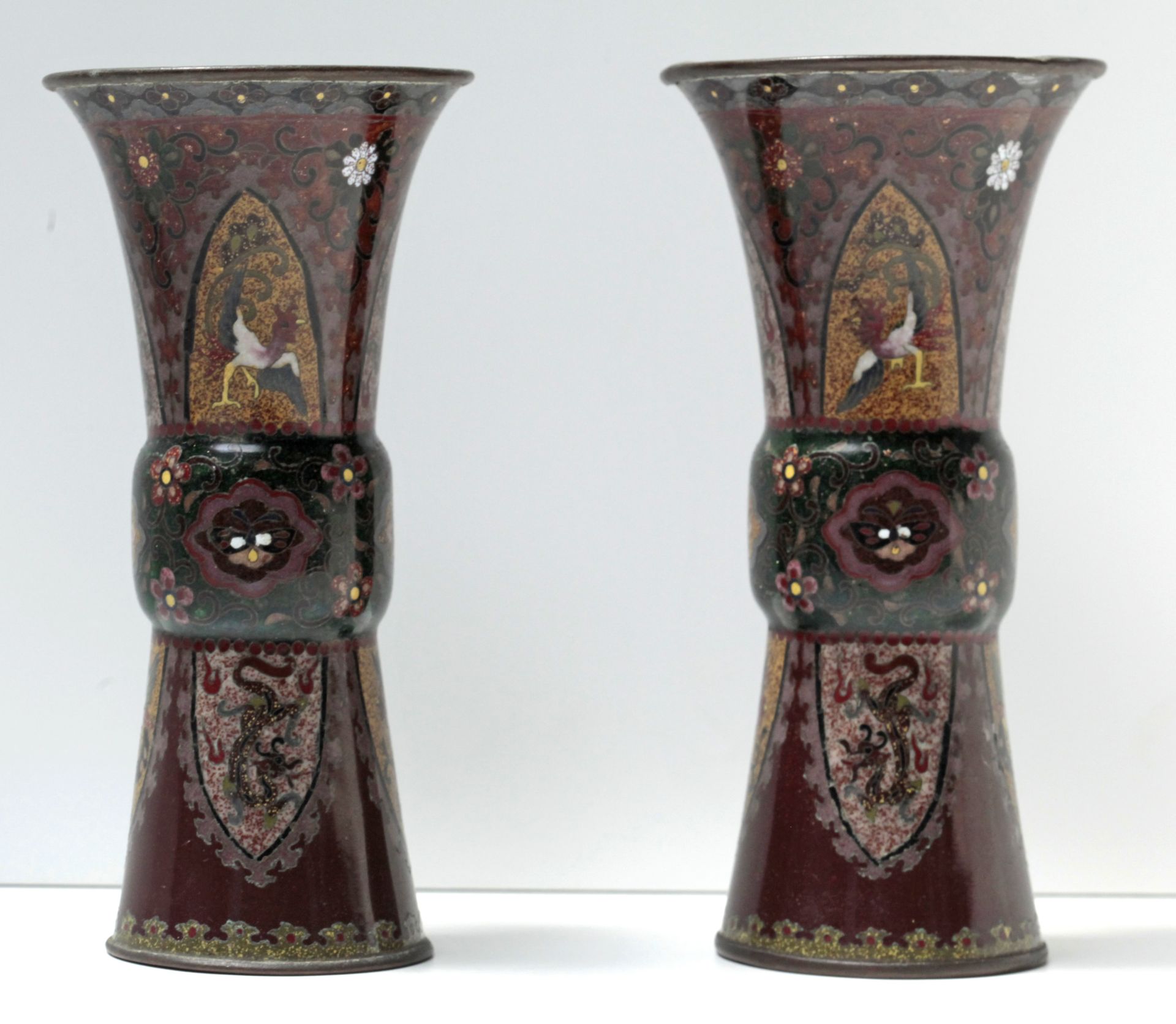 A pair of 19th century Chinese vases in copper and cloisonné enamel - Bild 2 aus 7