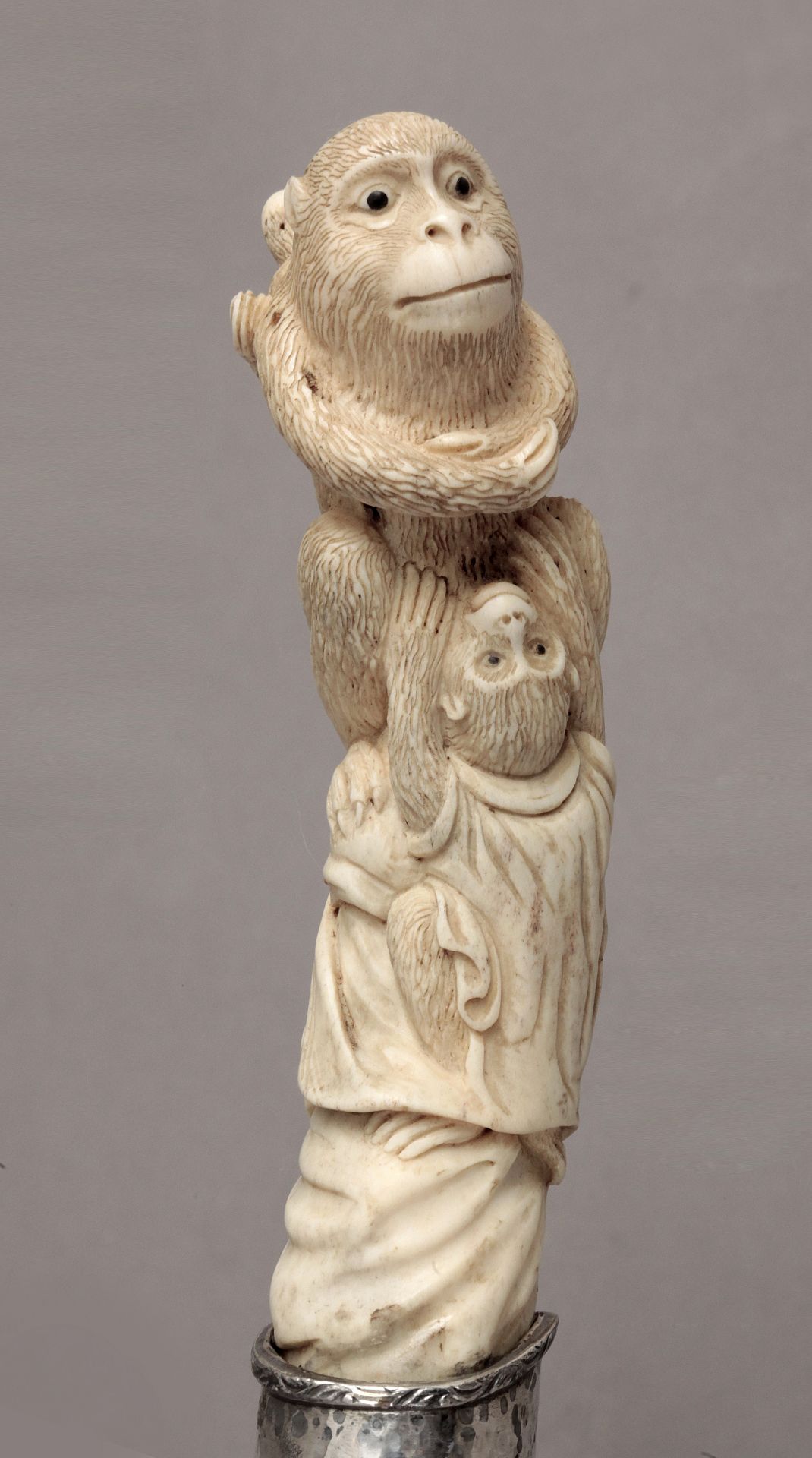 A 19th century English walnut and carved ivory walking cane, possibly English - Bild 2 aus 4