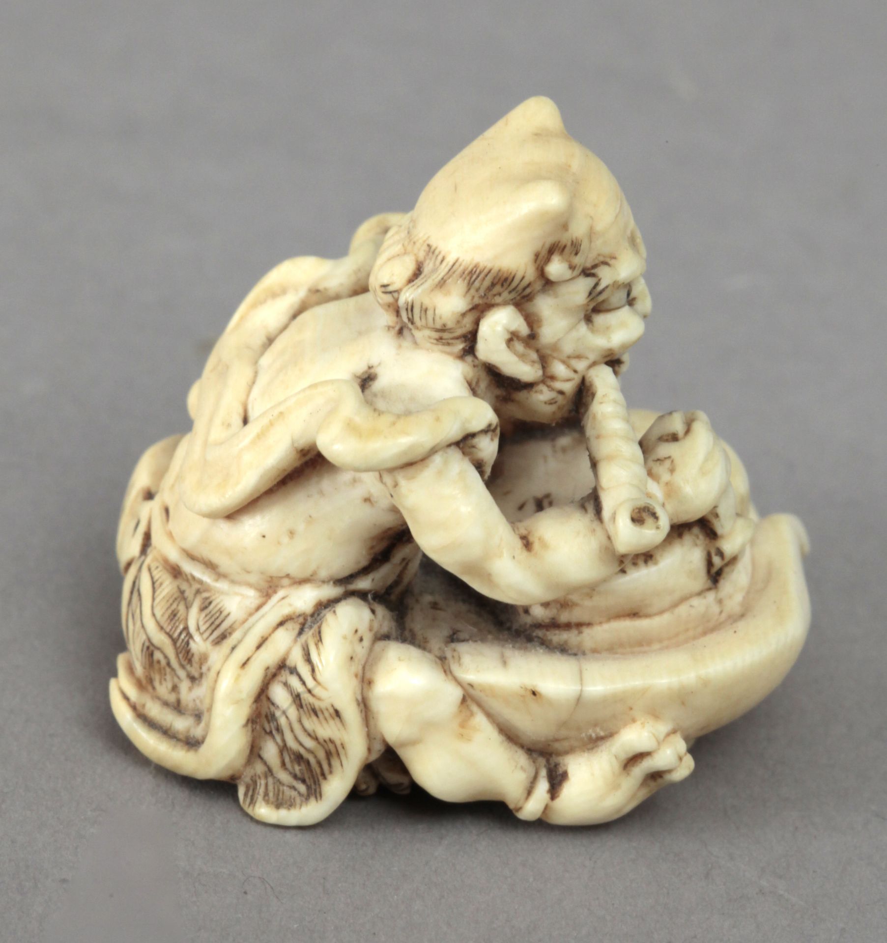 19th century Japanese school. A carved ivory netsuke depicting Oni - Bild 4 aus 6