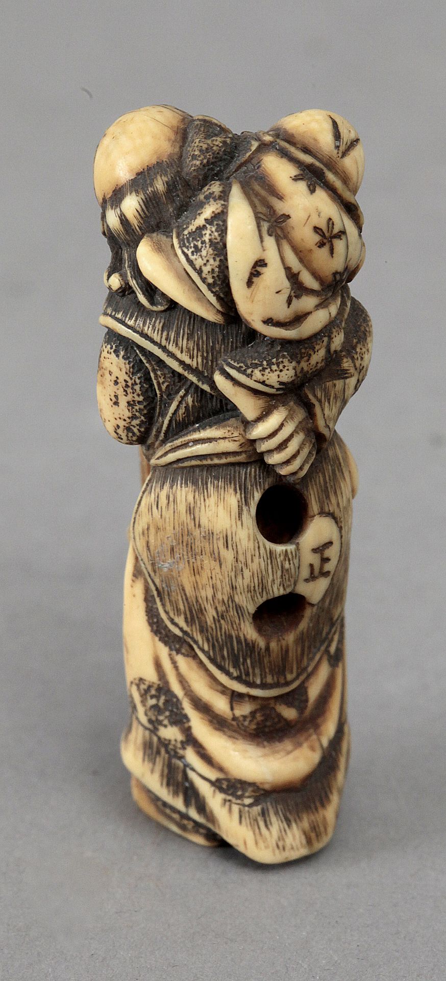 18th century Japanese school. A carved ivory okimono - Image 6 of 6