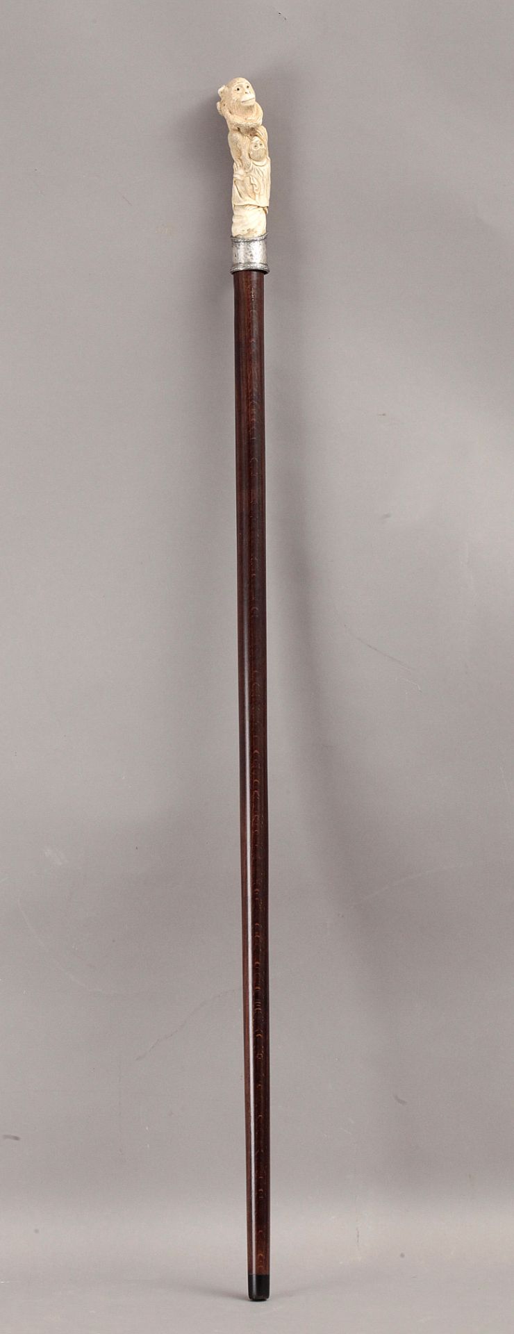 A 19th century English walnut and carved ivory walking cane, possibly English - Bild 3 aus 4