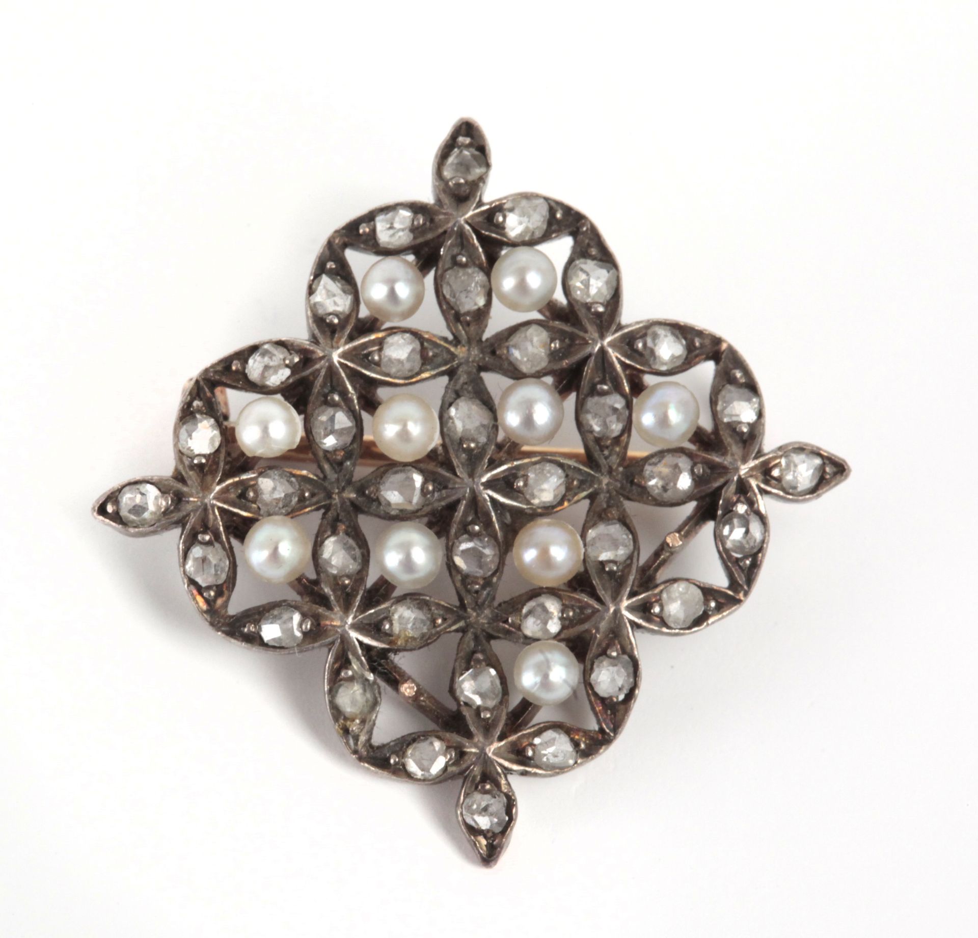 An early 20th century brooch in gold, platinum and pearls