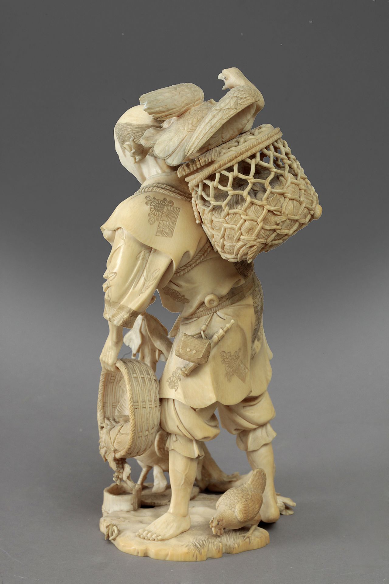 Late 19th century Japanese school. A carved ivory okimono depicting a farmer feeding birds. Signed - Bild 4 aus 8