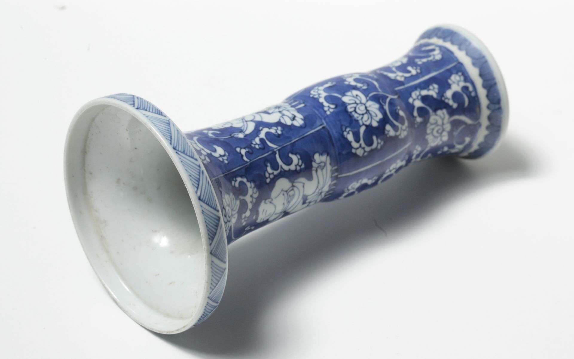 A 19th century Chinese Gu porcelain vase - Bild 3 aus 6