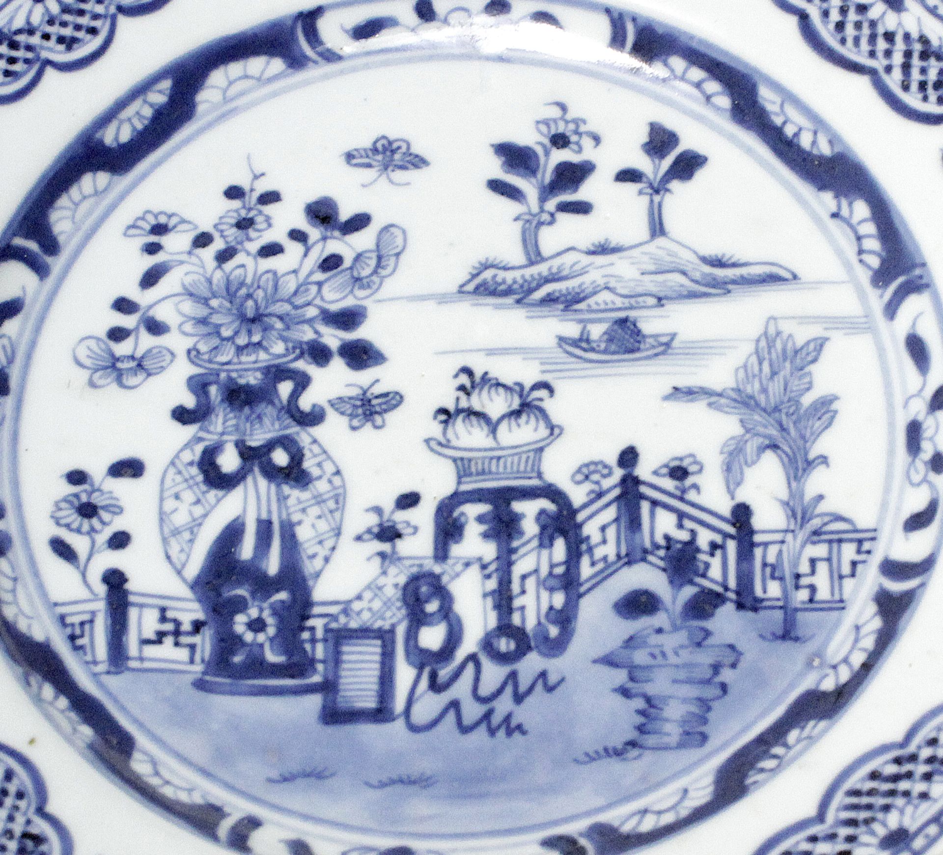 A 20th century Chinese dish in blue and white porcelain - Bild 2 aus 3