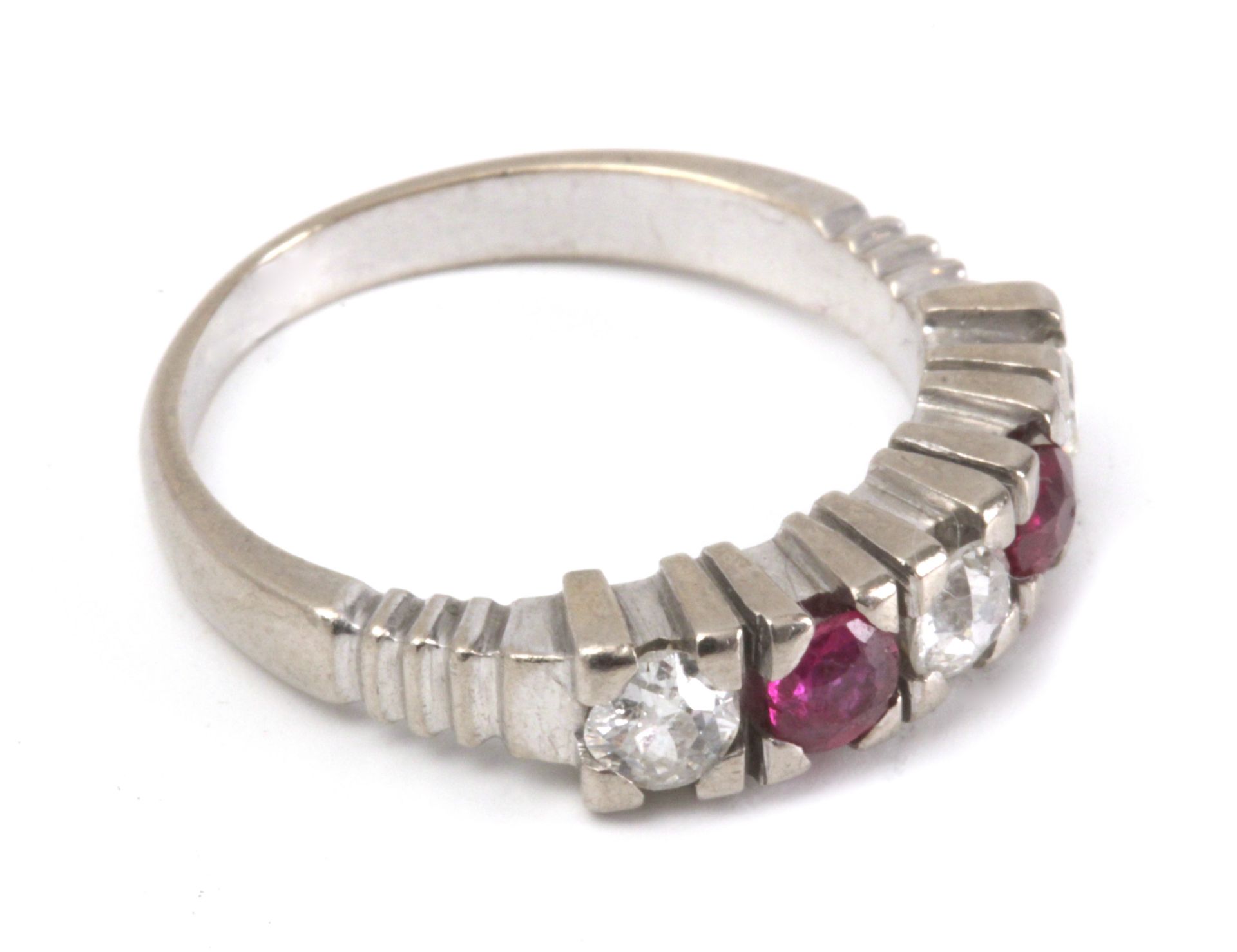 A five stone diamond and ruby ring with an 18k. gold setting - Bild 2 aus 3