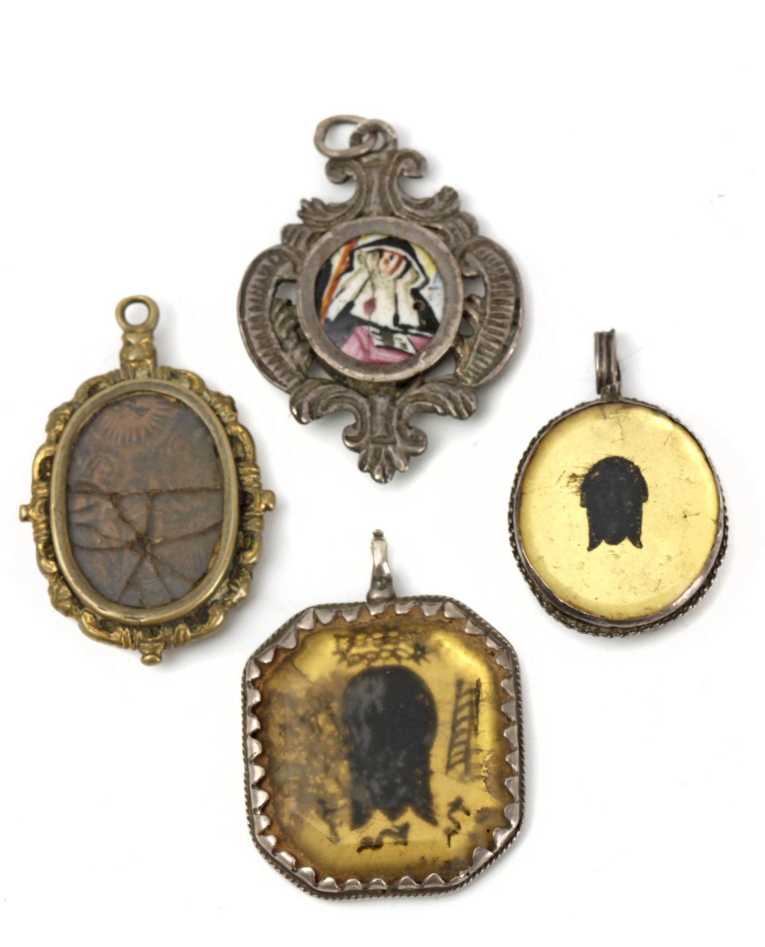A collection of four silver reliquary pendants, 17th-18th centuries - Bild 2 aus 2