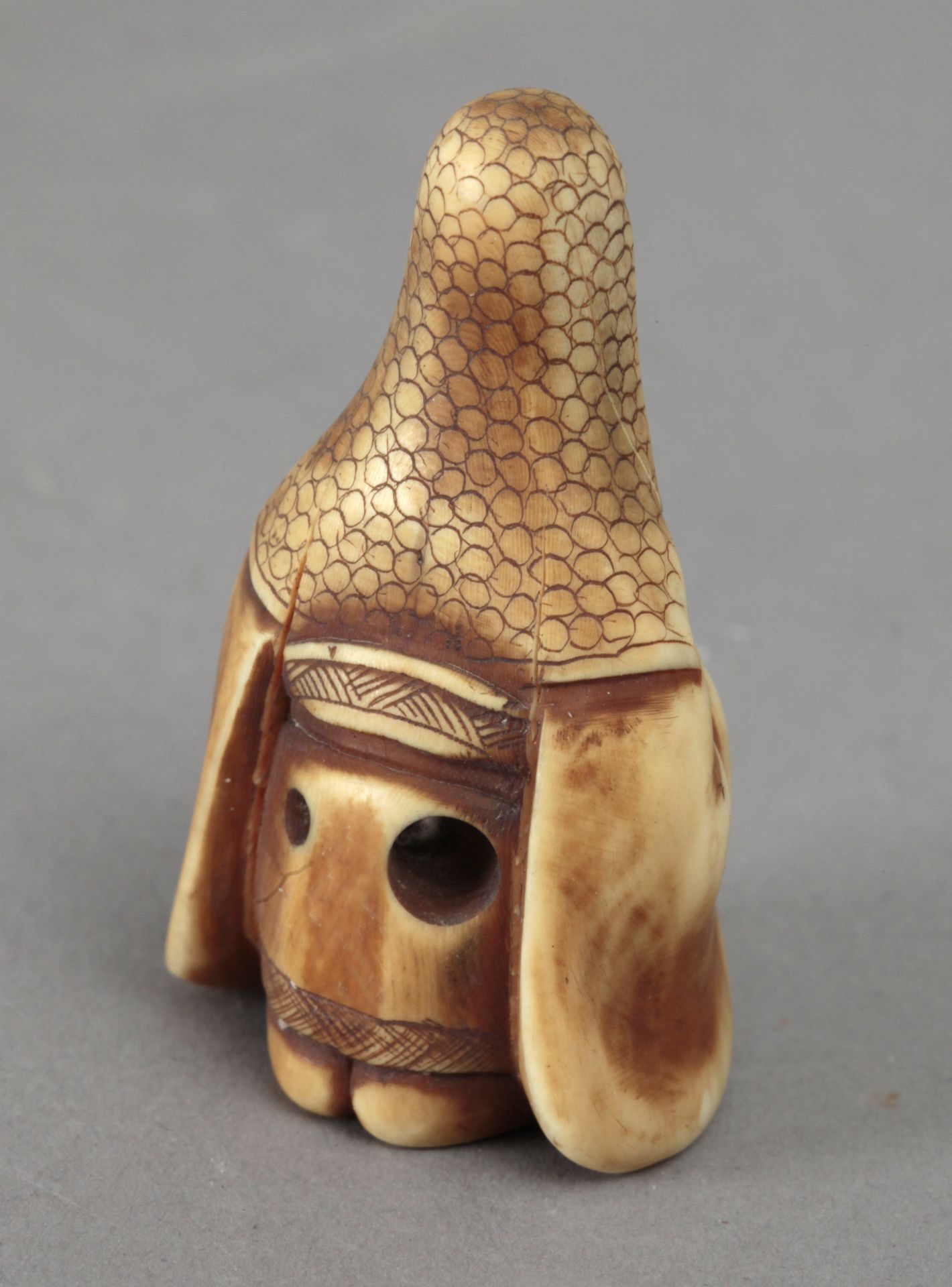 Early 19th century Japanese school. A carved ivory netsuke depicting Jurojin - Image 3 of 4