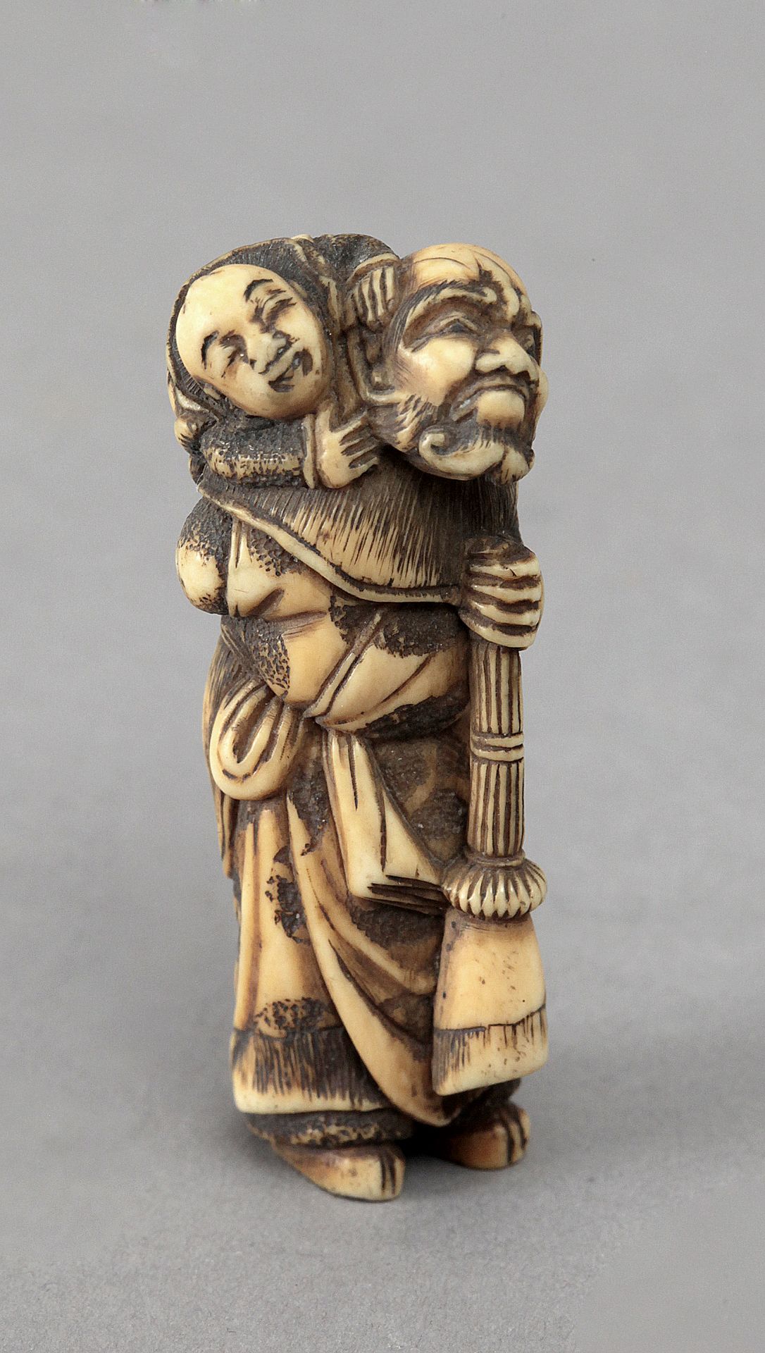 18th century Japanese school. A carved ivory okimono - Image 4 of 6