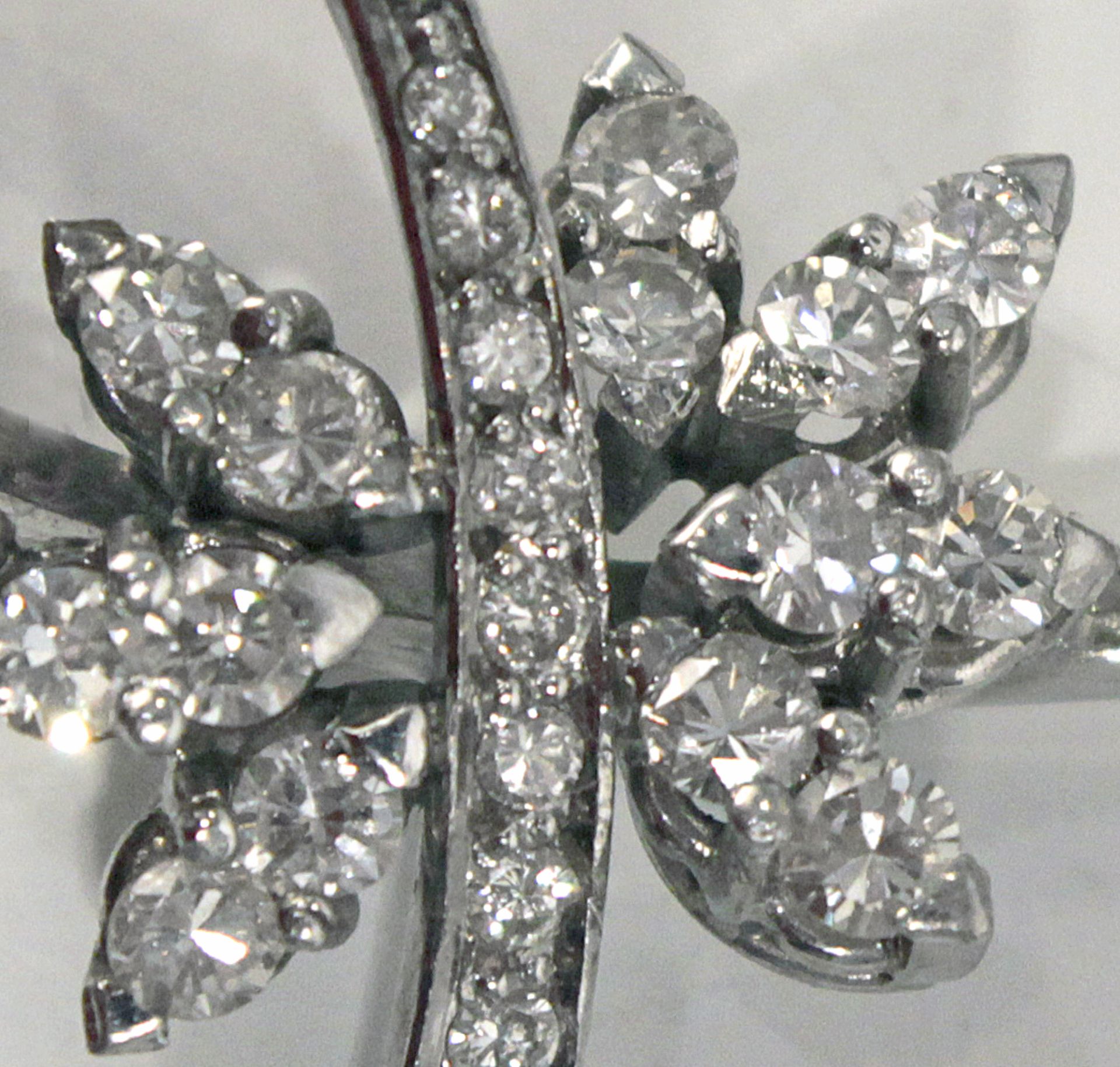 A diamond brooch circa 1960 with a platinum setting - Bild 2 aus 2