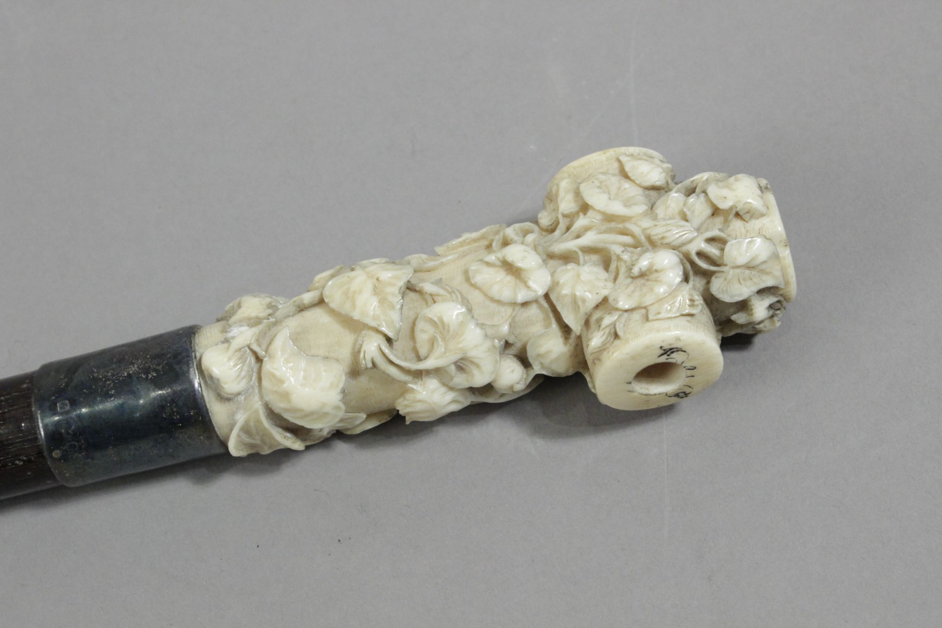 A 19th century, lacquered wood and ivory walking cane - Bild 2 aus 6