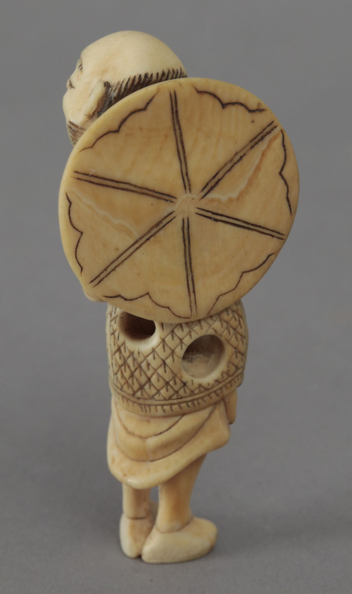 Mid 18th century Japanese school. A carved ivory netsuke depicting a Sennin - Bild 2 aus 2