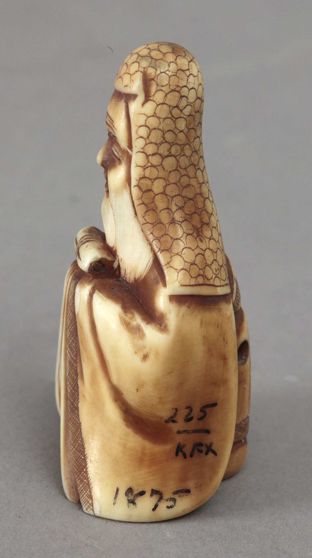 Early 19th century Japanese school. A carved ivory netsuke depicting Jurojin - Image 2 of 4