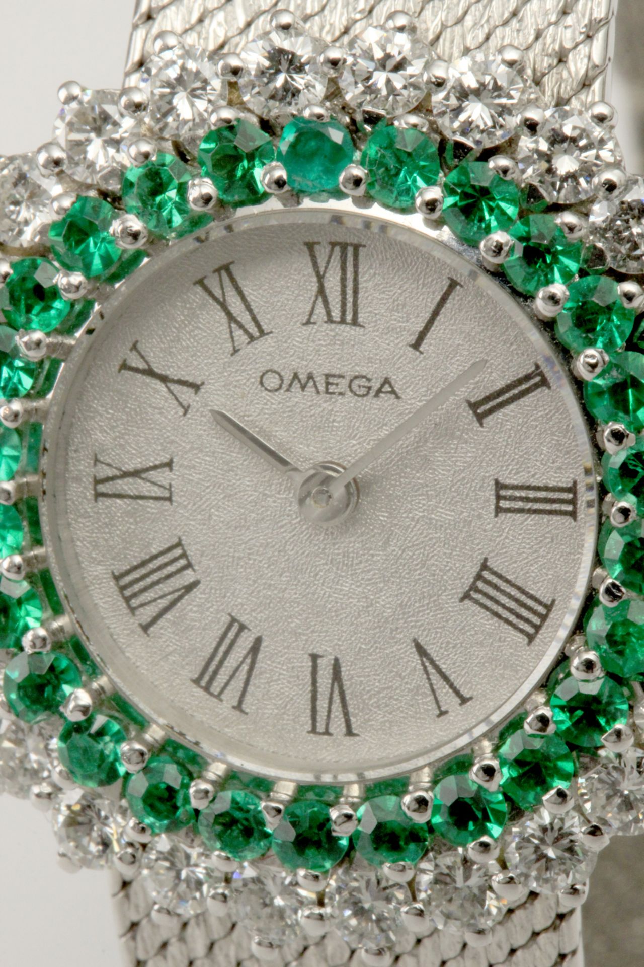 Omega. A ladies 18k. white gold wrist watch with diamonds and emeralds - Bild 2 aus 3