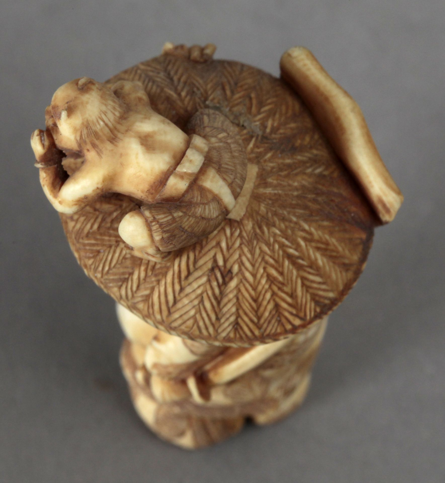 19th century Japanese school. A carved ivory netsuke depicting a Shoki carrying an Oni - Image 4 of 4