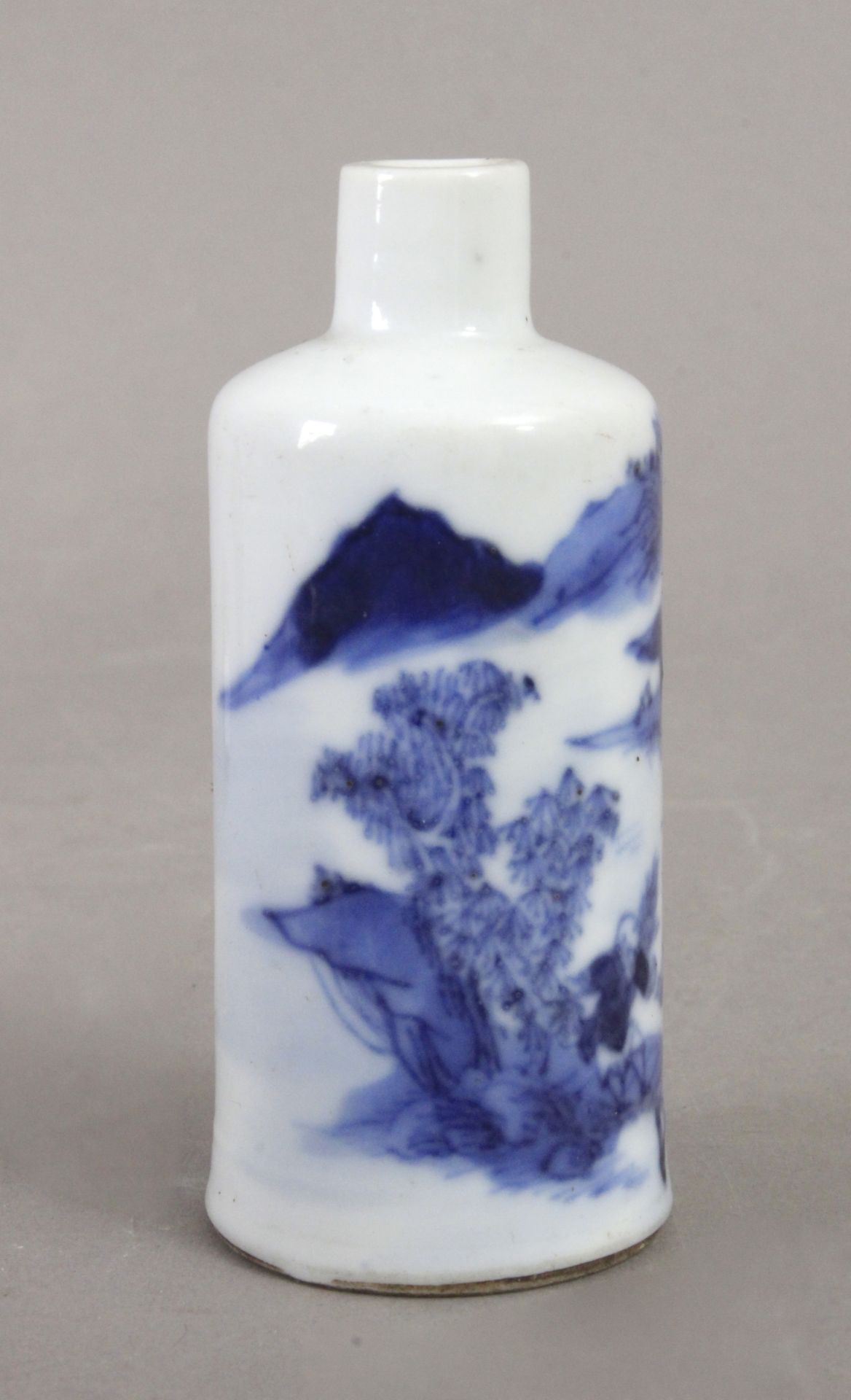 An 18th century snuff bottle from Qing dynasty period in blue and white porcelain - Bild 2 aus 2