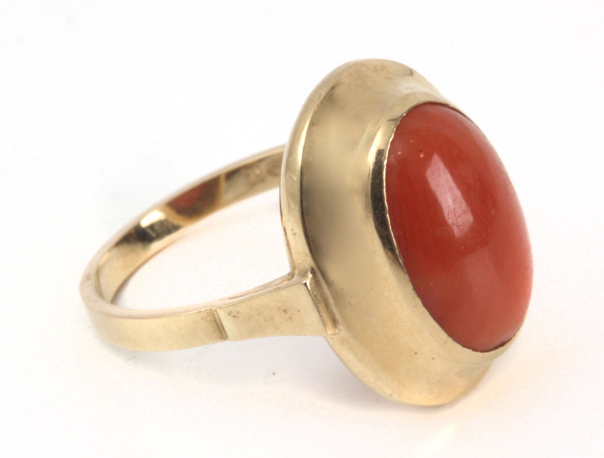 A ring circa 1950 with an 18k. yellow gold setting with an orangy coral oval cabochon - Bild 2 aus 2