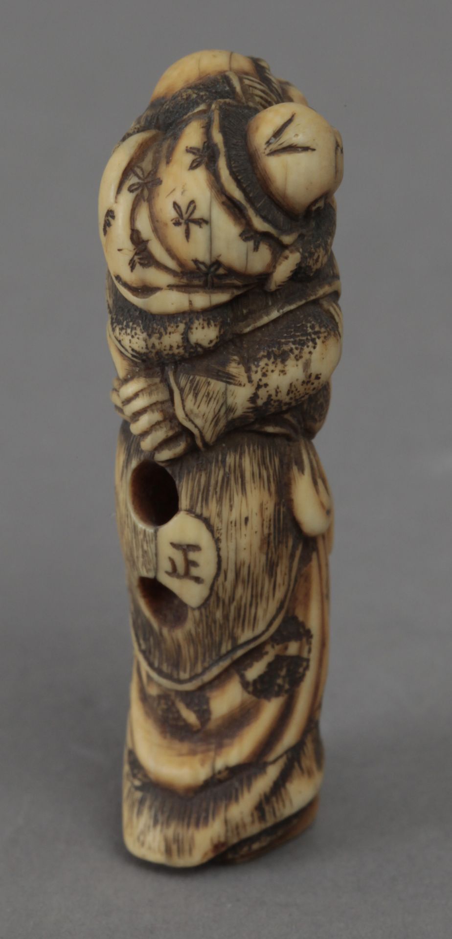 18th century Japanese school. A carved ivory okimono - Image 3 of 6