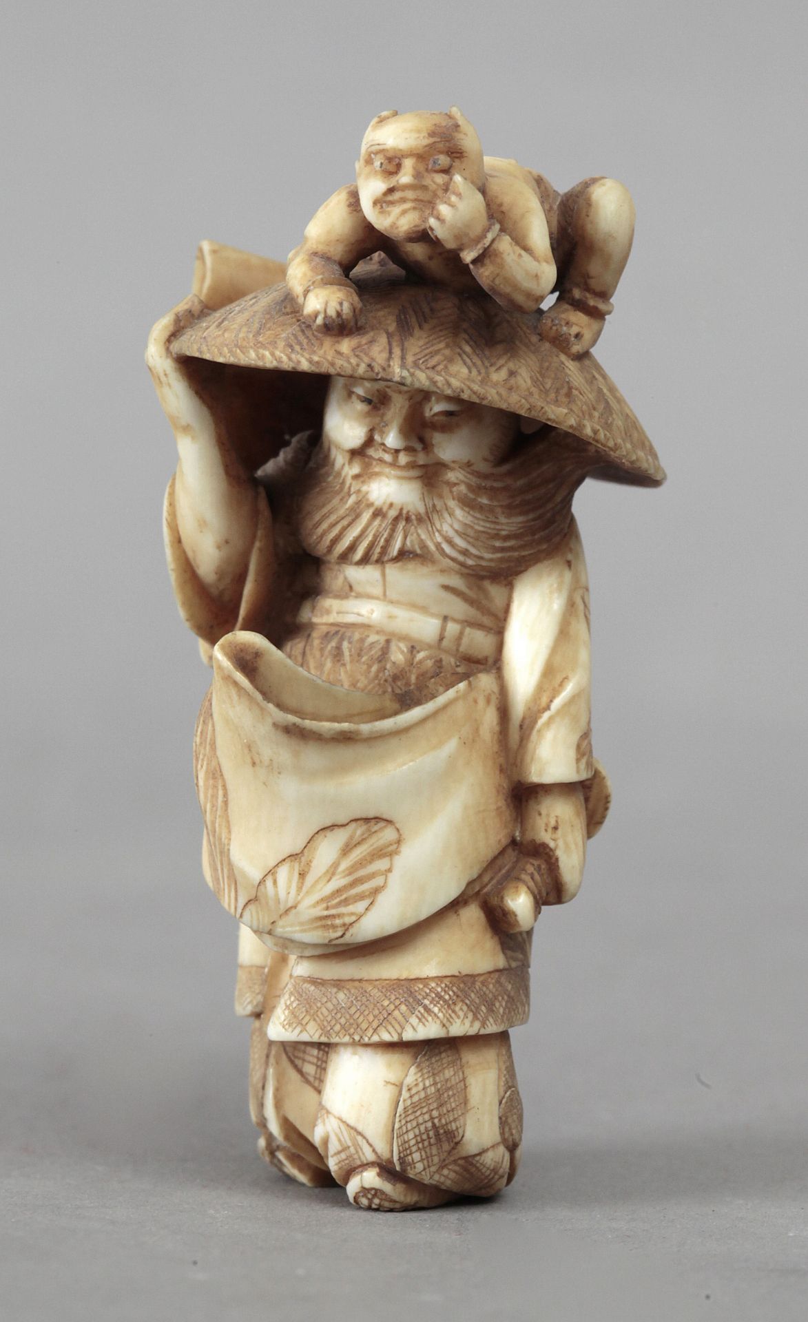 19th century Japanese school. A carved ivory netsuke depicting a Shoki carrying an Oni - Image 2 of 4